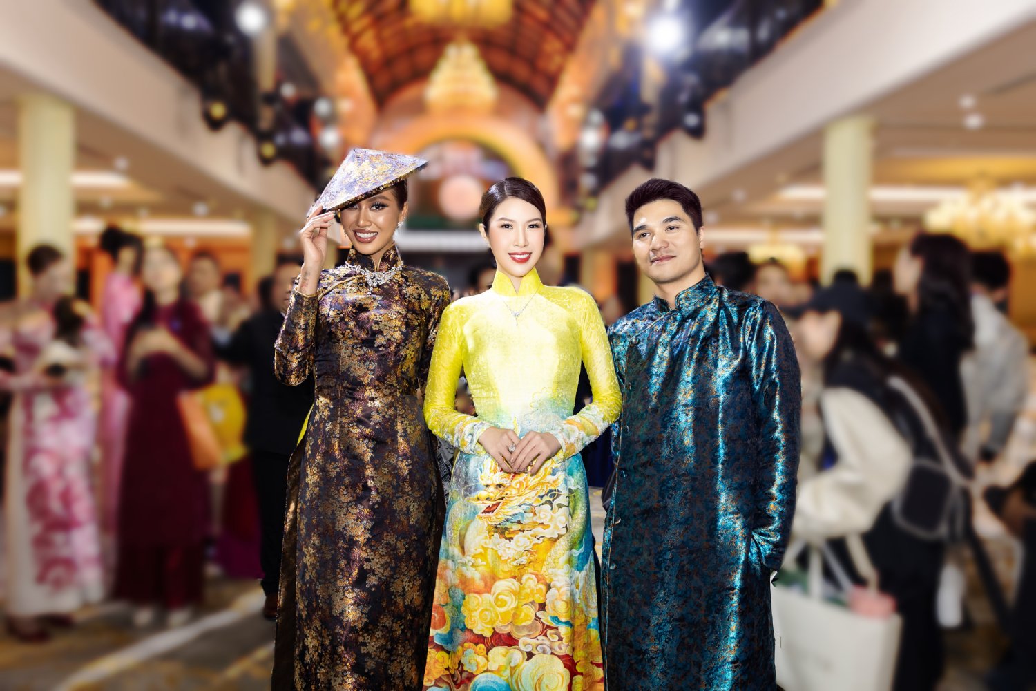 Nữ MC từng diện kiến Barack Obama, gây chú ý khi dẫn Miss Cosmo là ai?- Ảnh 1.