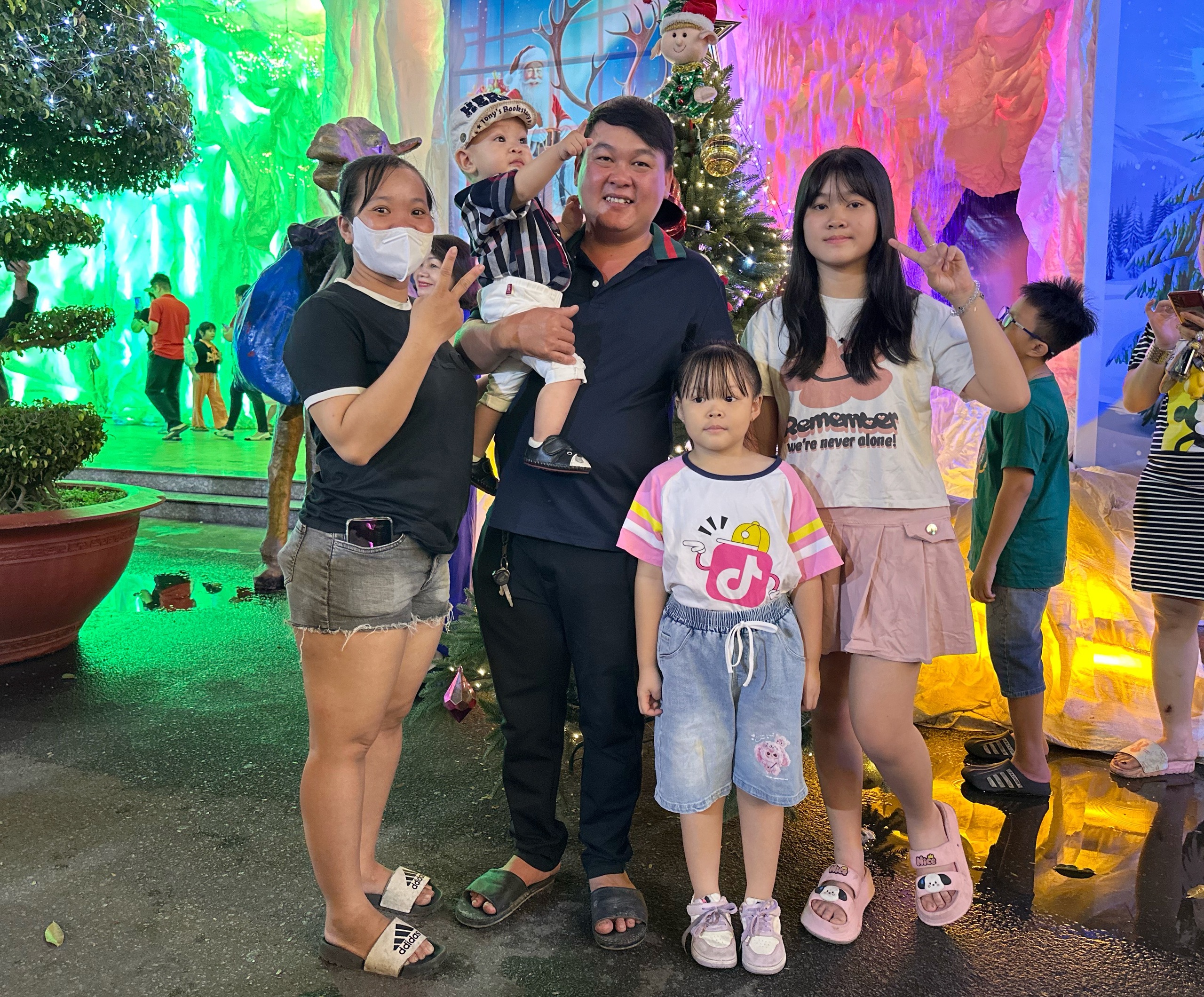 Tối nay, bất ngờ ở x&oacute;m đạo lớn nhất TP.HCM: 'Chật k&iacute;n' người đi chơi Gi&aacute;ng sinh - Ảnh 6.