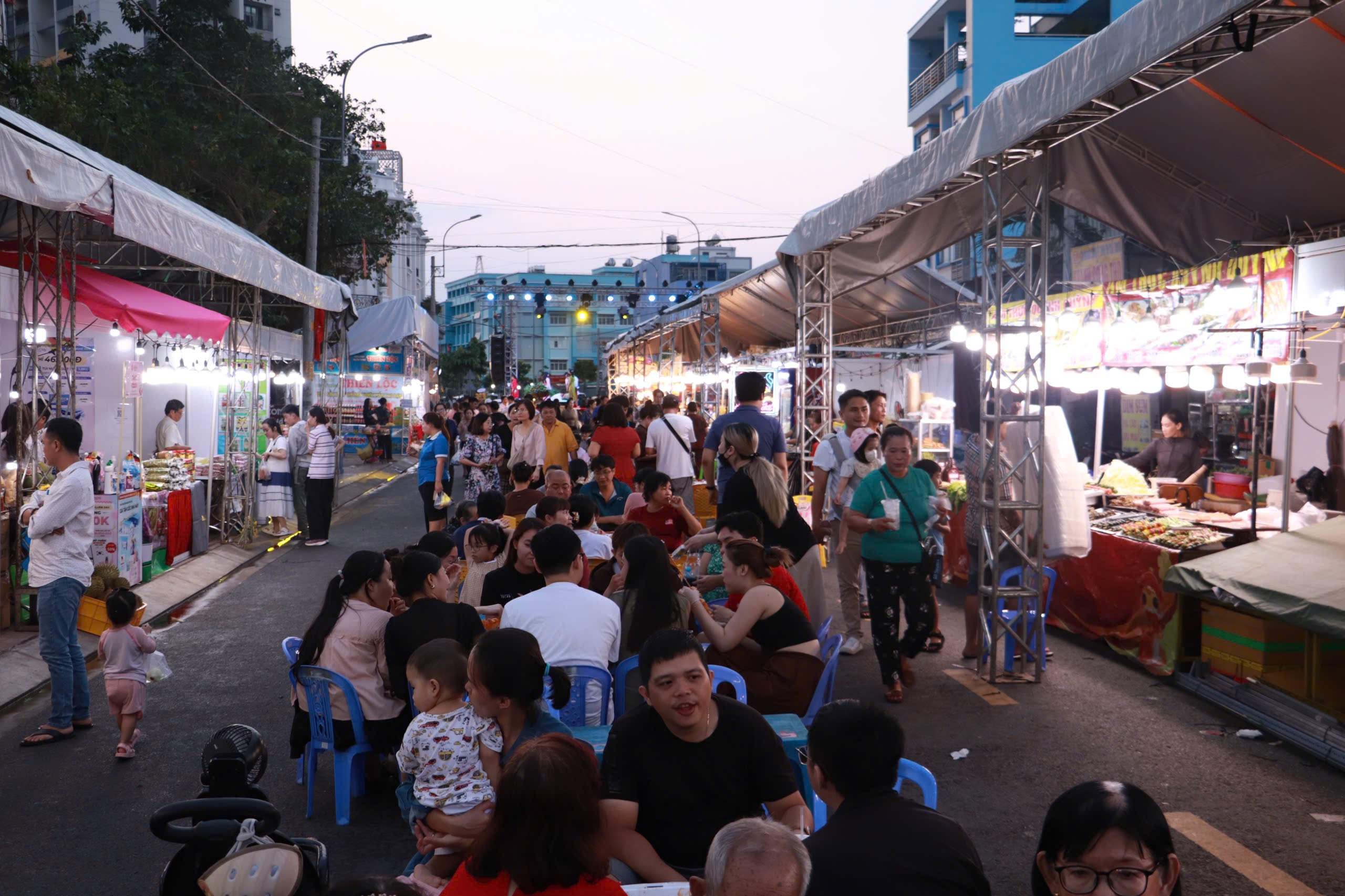 Món ngon ba miền hội tụ, phiên chợ nông sản vùng miền Bình Đông hút khách - Ảnh 2.