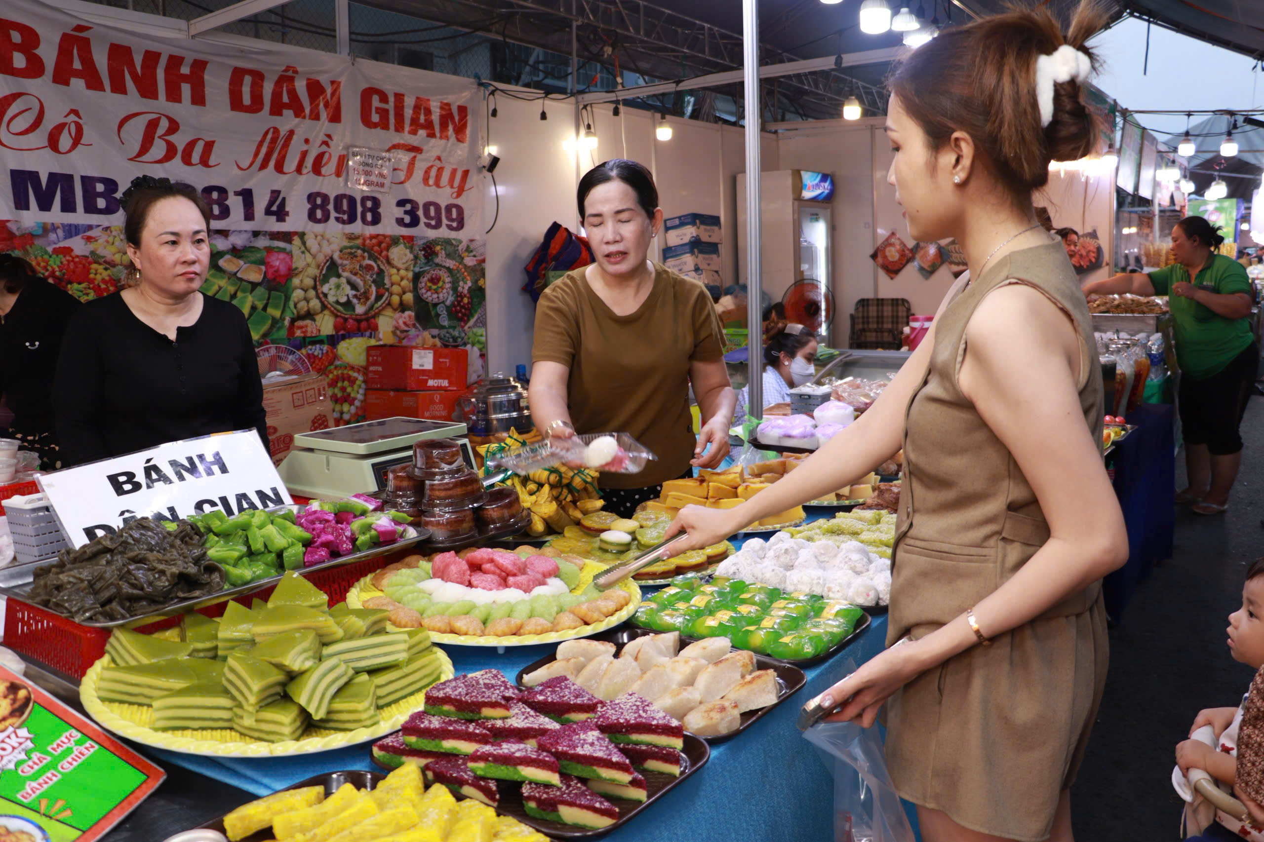 Món ngon ba miền hội tụ, phiên chợ nông sản vùng miền Bình Đông hút khách - Ảnh 3.