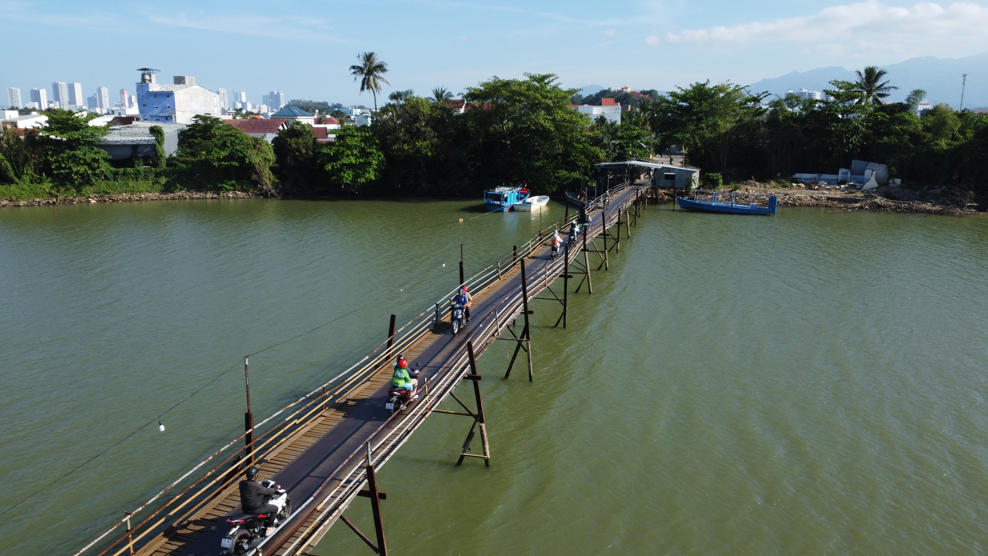 Cầu gỗ bị lũ cuốn, người d&acirc;n Nha Trang phải đi đường v&ograve;ng hơn 15 km- Ảnh 1.