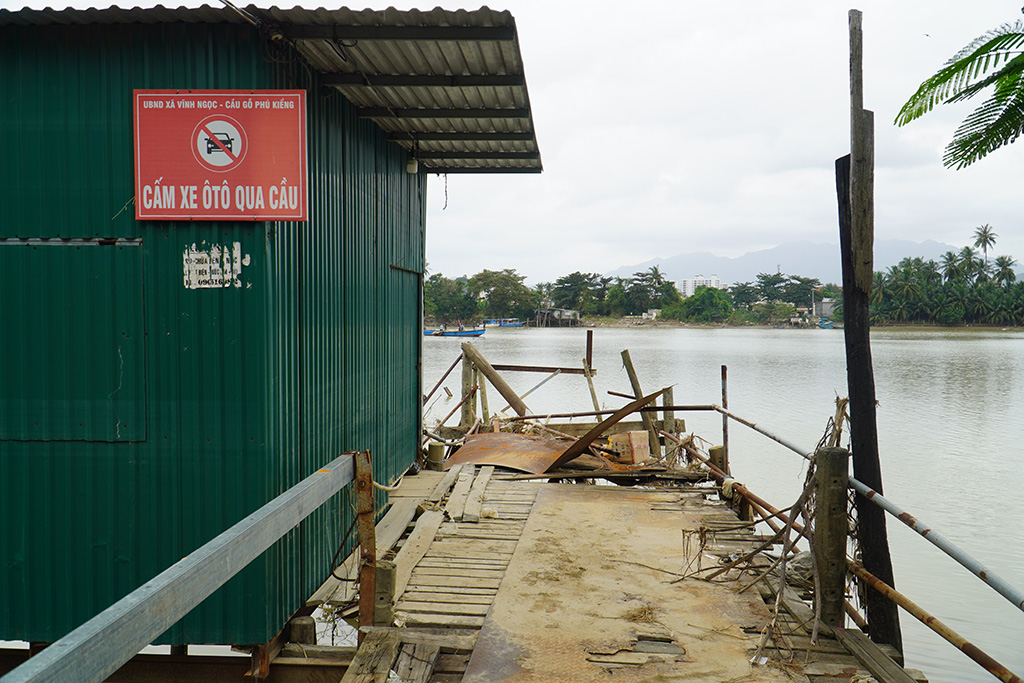 Cầu gỗ bị lũ cuốn, người d&acirc;n Nha Trang phải đi đường v&ograve;ng hơn 15 km- Ảnh 2.