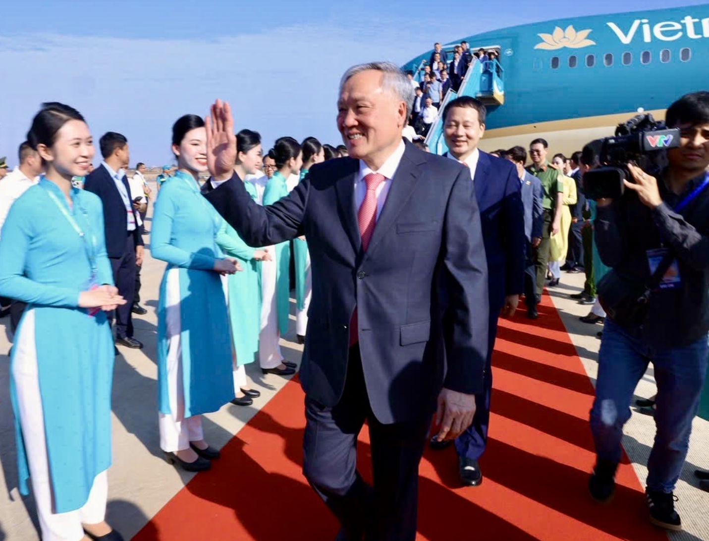 Những h&agrave;nh kh&aacute;ch đặc biệt đầu ti&ecirc;n đ&aacute;p xuống s&acirc;n bay Long Th&agrave;nh - Ảnh 1.