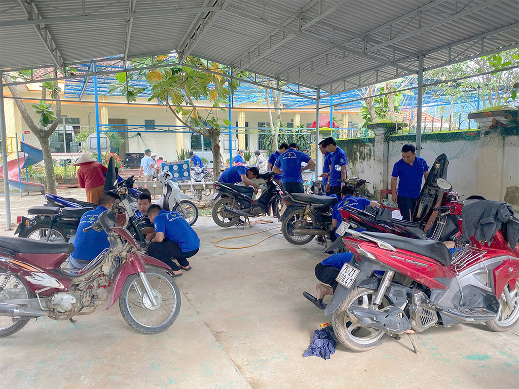 Giảng viên, giáo viên rời bục giảng đi sửa xe miễn phí - Ảnh 1.