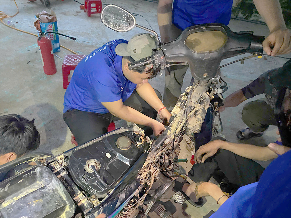 Giảng viên, giáo viên rời bục giảng đi sửa xe miễn phí - Ảnh 5.