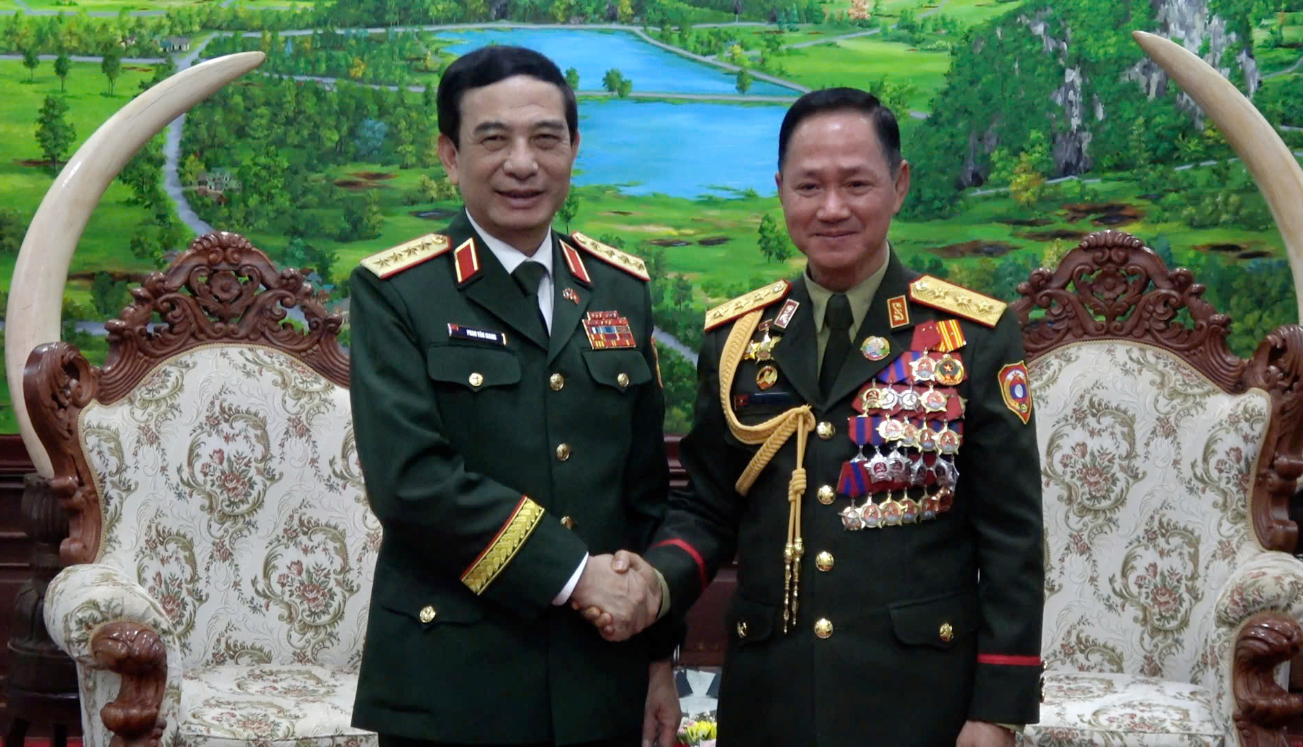 Đại tướng Phan Văn Giang hội kiến Bộ trưởng Bộ Quốc phòng Lào - Ảnh 1.
