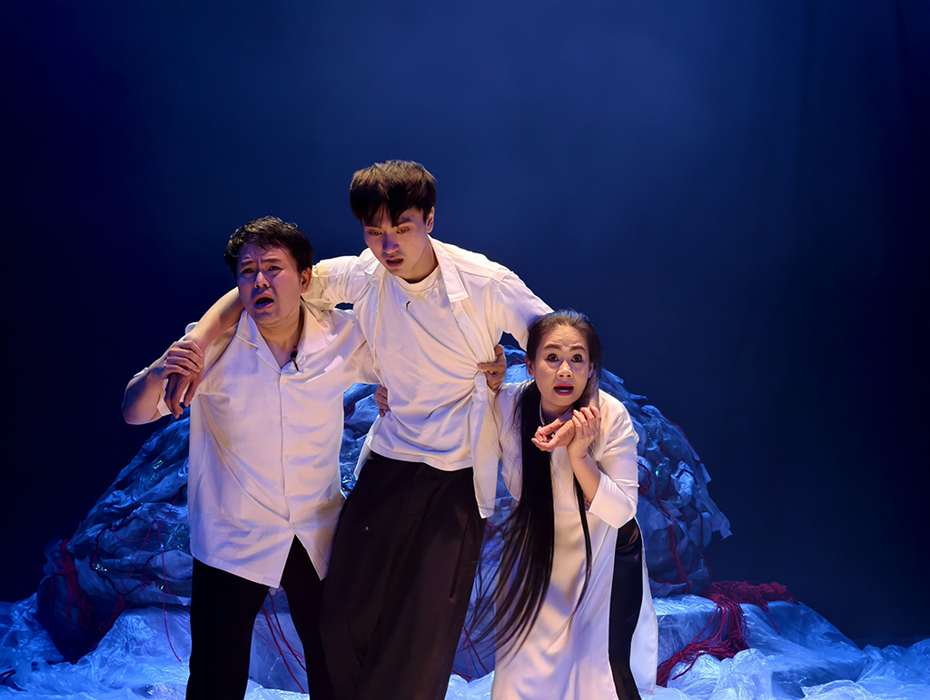 'Cơn hồng thủy' - cuộc đối thoại trần trụi ngày tận thế- Ảnh 1. 'Cơn hồng thủy' - cuộc đối thoại trần trụi ngày tận thế- Ảnh 1.