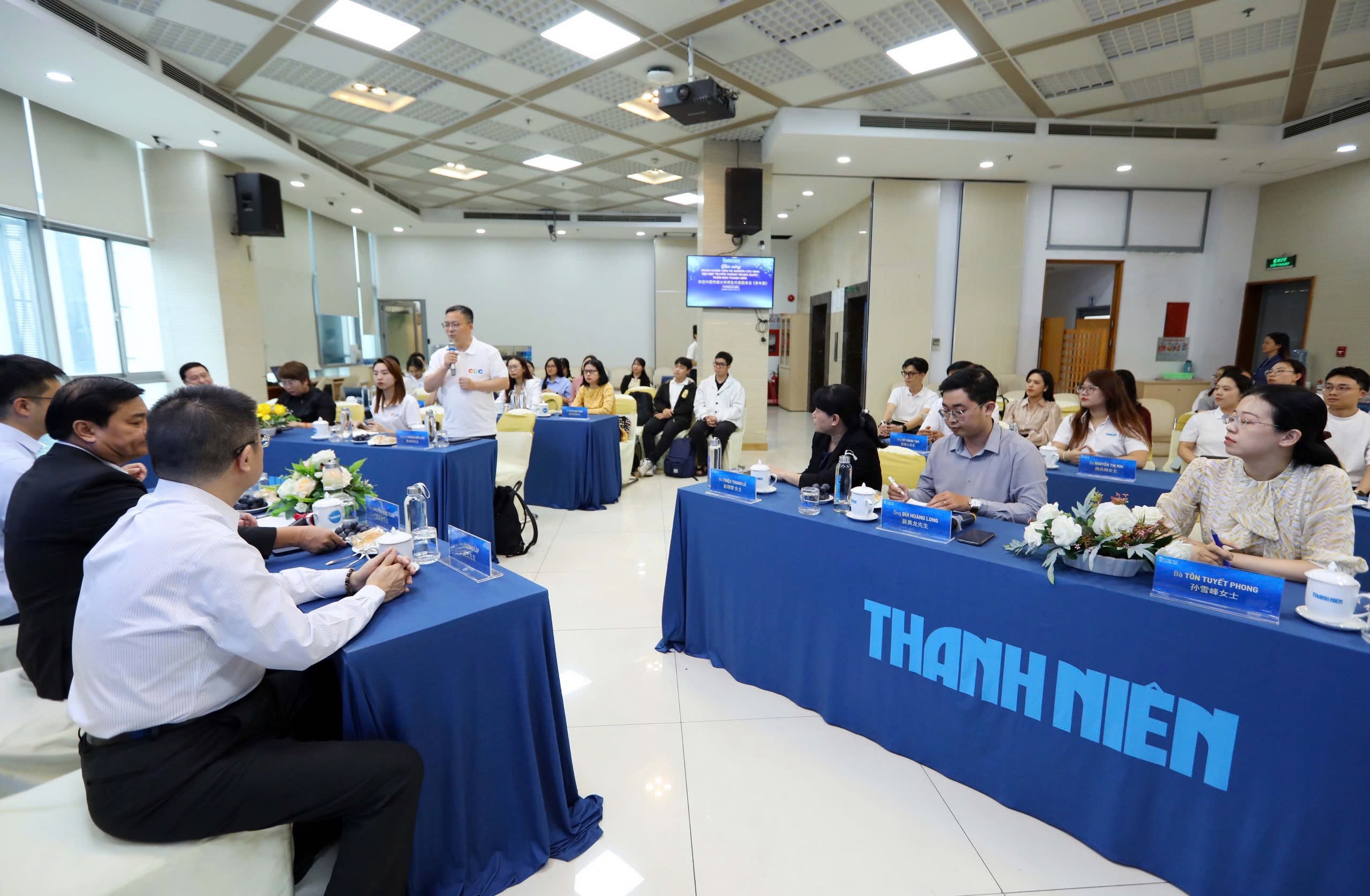 Giảng viên và nghiên cứu sinh ĐH Truyền thông Trung Quốc thăm tòa soạn Báo Thanh Niên - Ảnh 2.