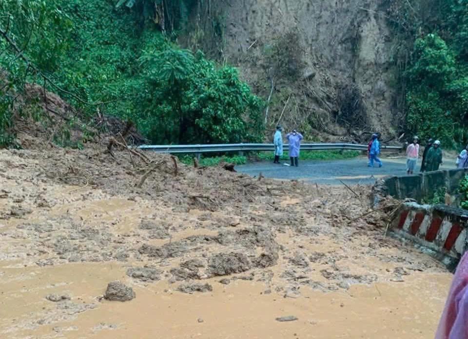 Đèo Ngoạn Mục lại sạt lở, QL27 ngập lụt nghiêm trọng, giao thông ách tắc - Ảnh 1.
