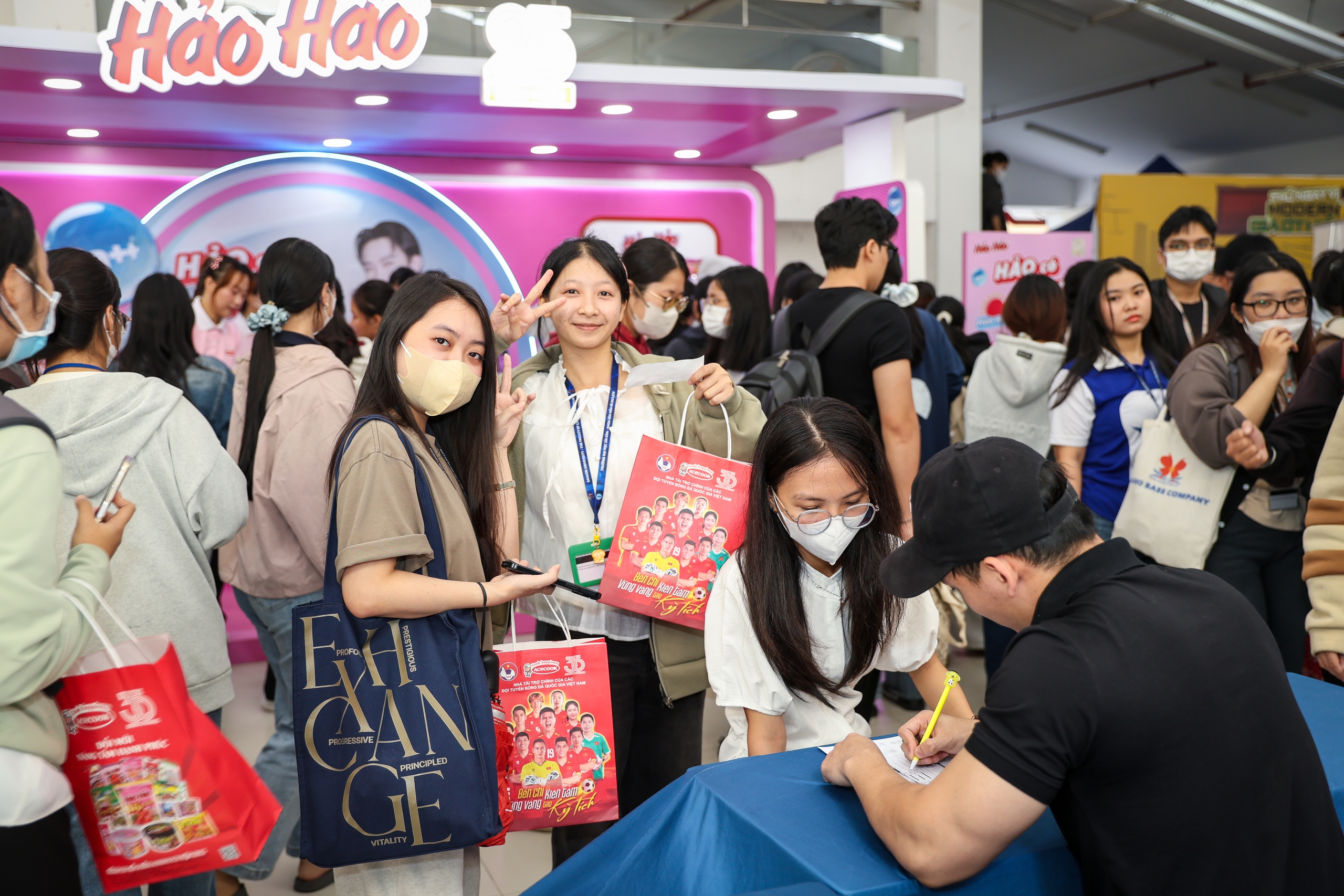 Sinh viên háo hức tìm hiểu sống xanh, chế độ dinh dưỡng theo cách đặc biệt - Ảnh 2.