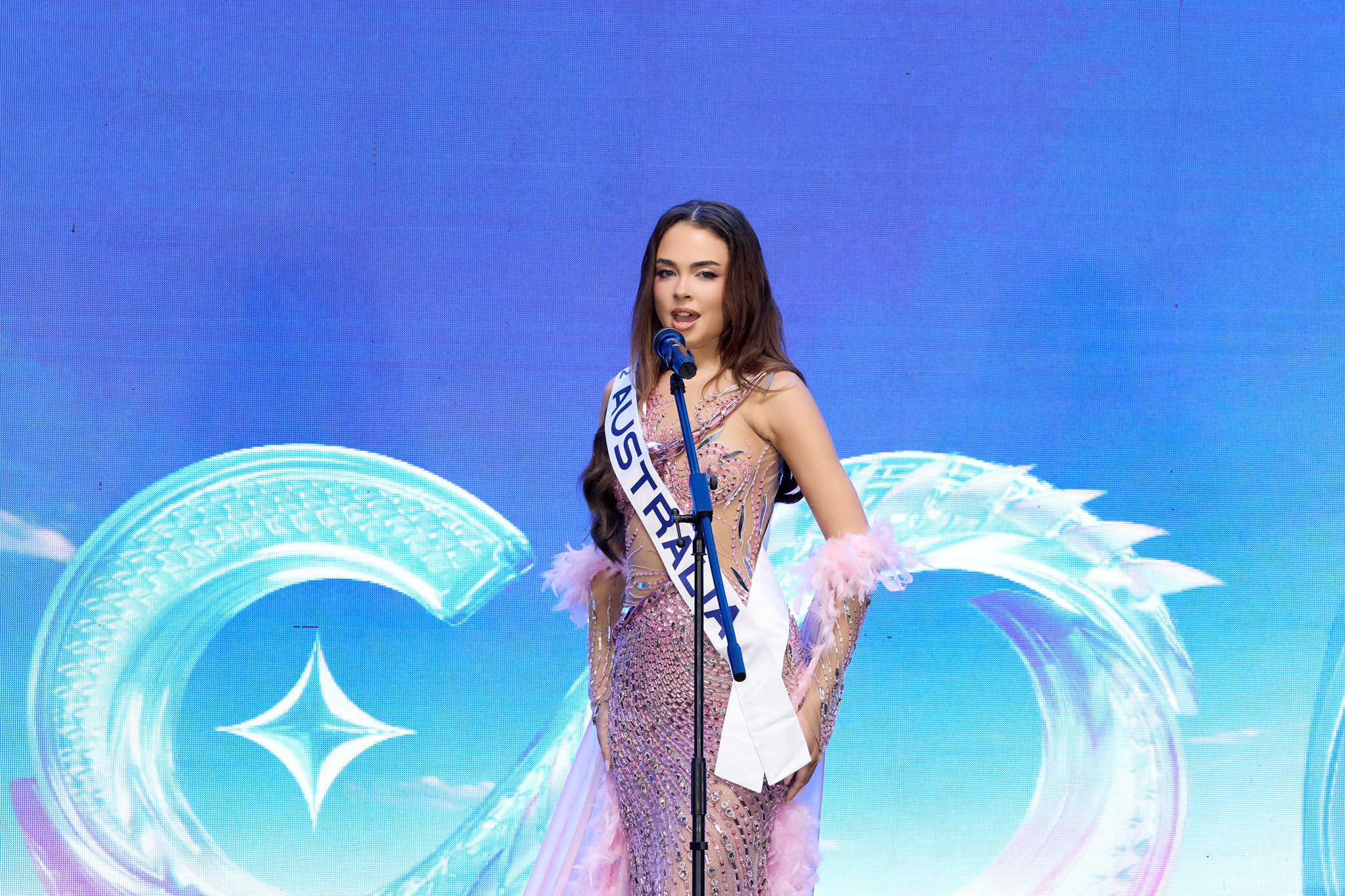 Phi công, luật sư, người mẫu quốc tế… ‘đổ bộ’ Huế, chính thức nhập cuộc Miss Cosmo - Ảnh 4.