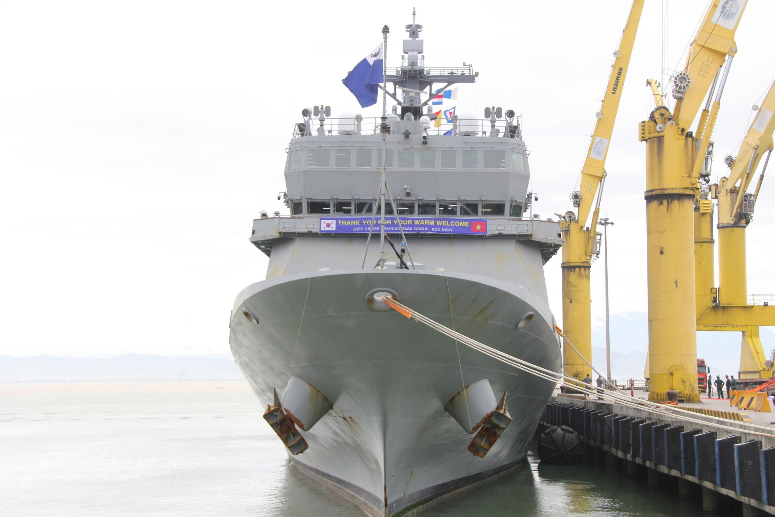 - Zdjęcie 1. Tàu ROKS Hansando của Hải quân Hàn Quốc cập cảng Tiên Sa, thăm Đà Nẵng - Ảnh 1.