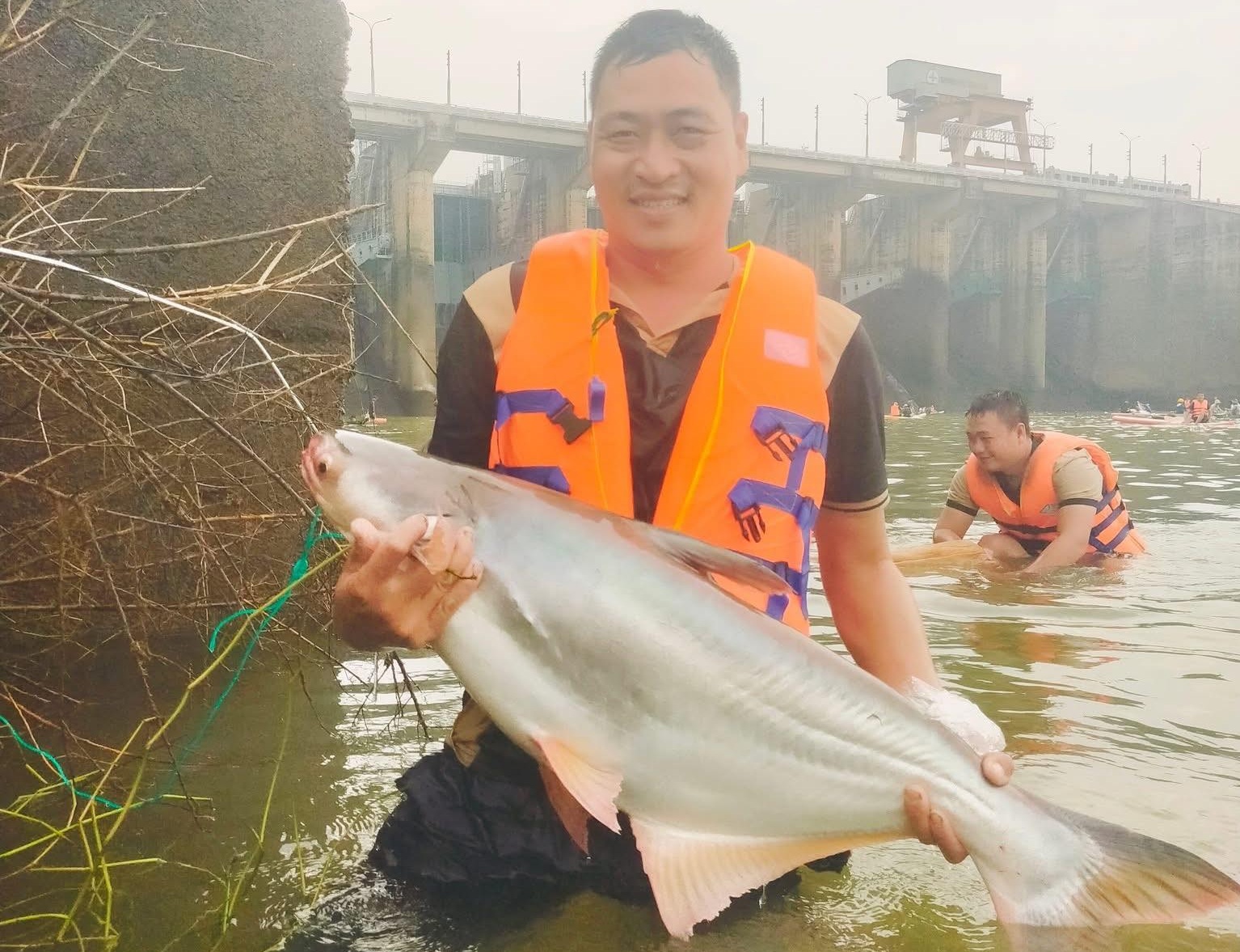 Cá ‘khủng’ sa lưới hàng loạt khi Thủy điện Trị An ngừng xả lũ - Ảnh 3.