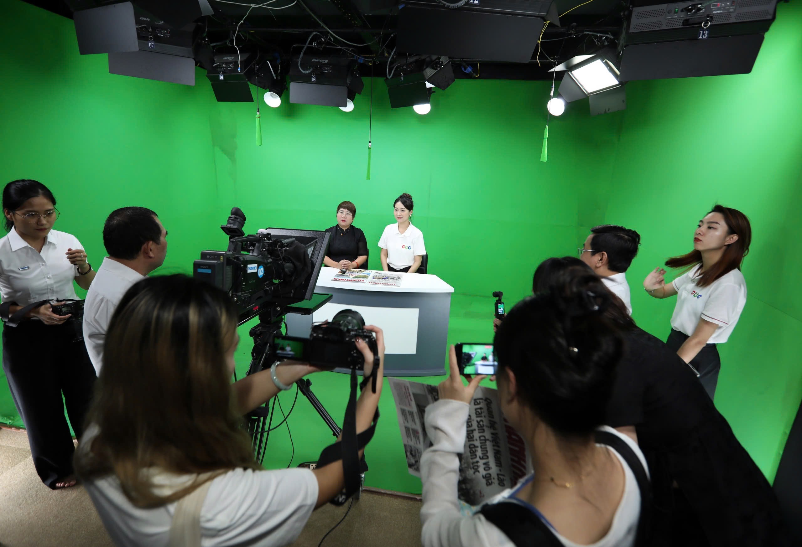 Giảng viên và nghiên cứu sinh ĐH Truyền thông Trung Quốc thăm tòa soạn Báo Thanh Niên - Ảnh 7.