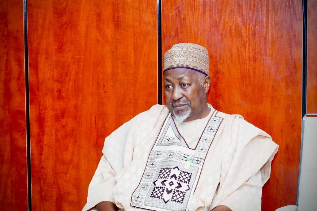 Bộ trưởng Quốc phòng Nigeria từ chức sau vụ bắt cóc hàng loạt học sinh - Ảnh 1.