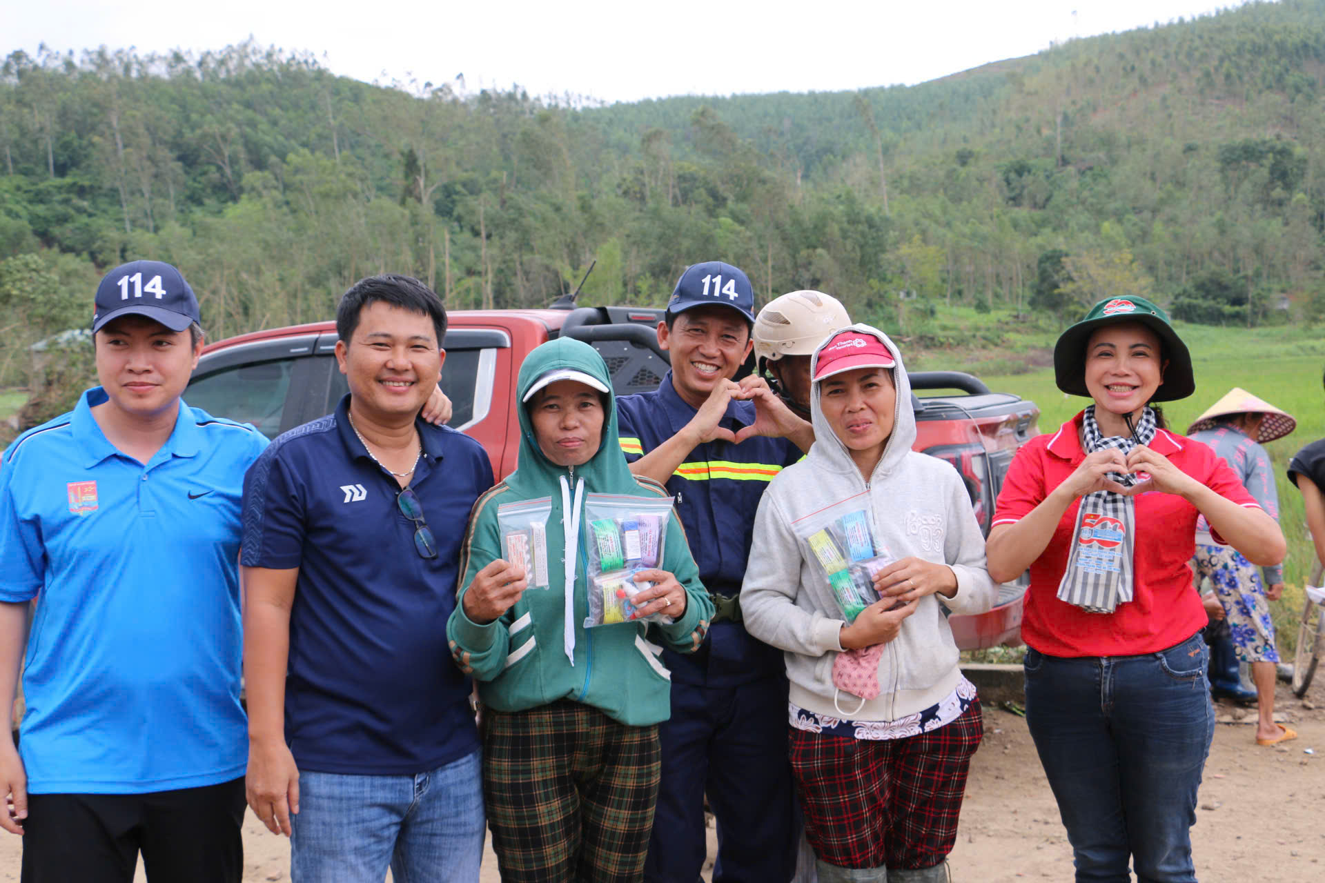 Công an TP.HCM mang nghĩa tình đến bà con vùng lũ - Ảnh 2.