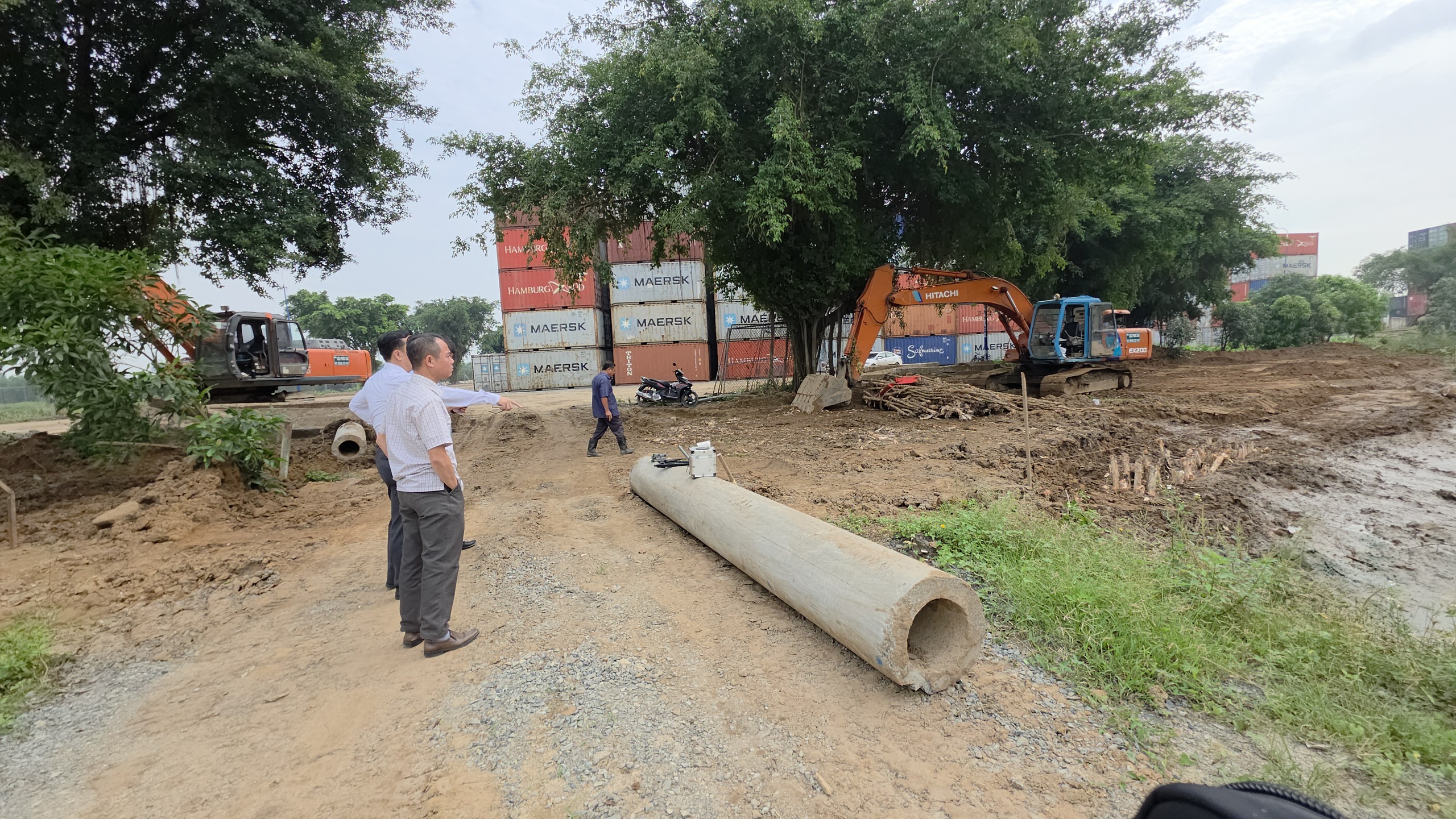 Thâm nhập 'đại công trường' san lấp trái phép: Các bãi chứa đều không phép - Ảnh 1.