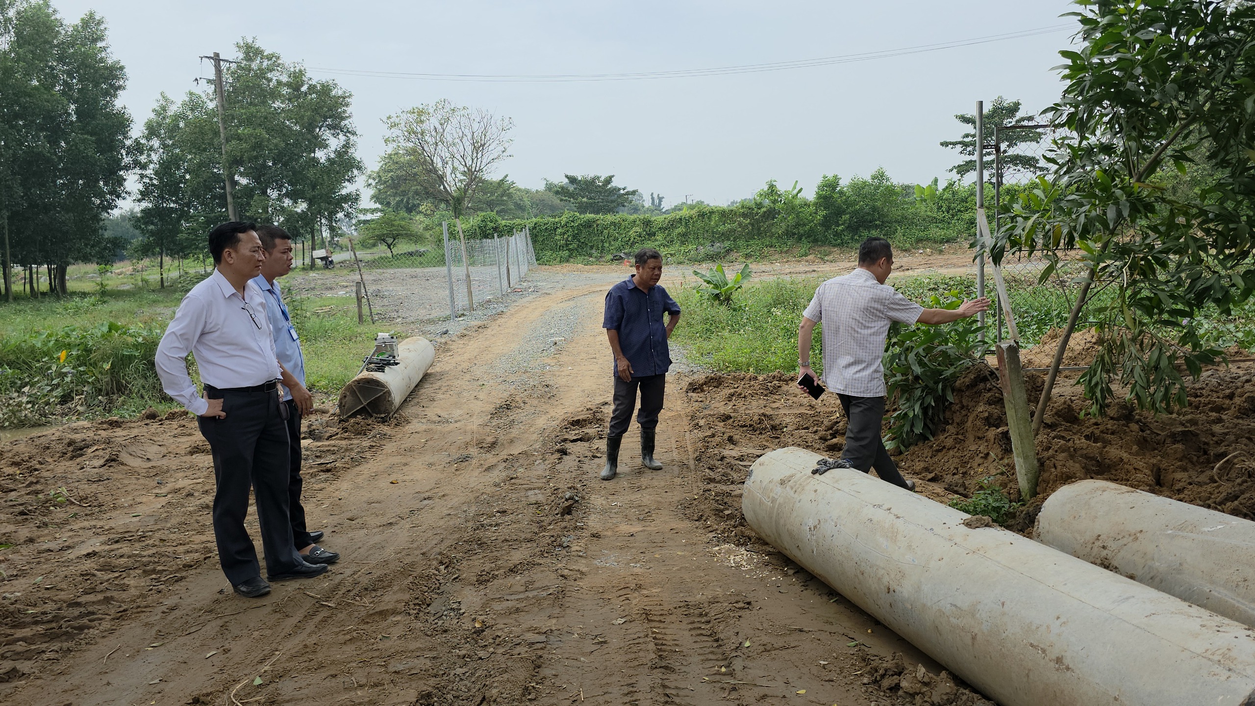 Thâm nhập 'đại công trường' san lấp trái phép: Các bãi chứa đều không phép - Ảnh 2.