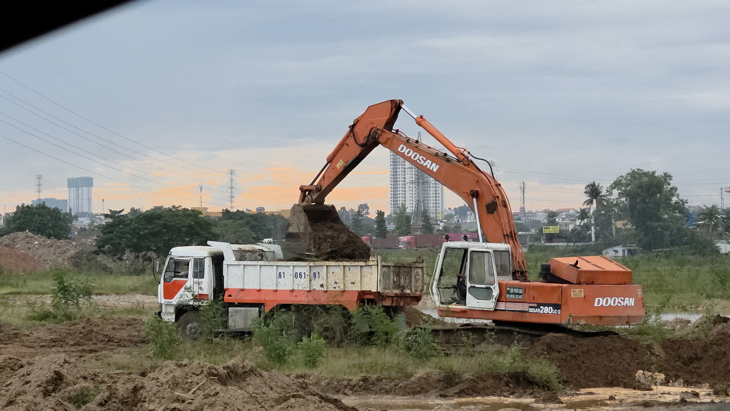 Thâm nhập 'đại công trường' san lấp trái phép: Các bãi chứa đều không phép - Ảnh 5.
