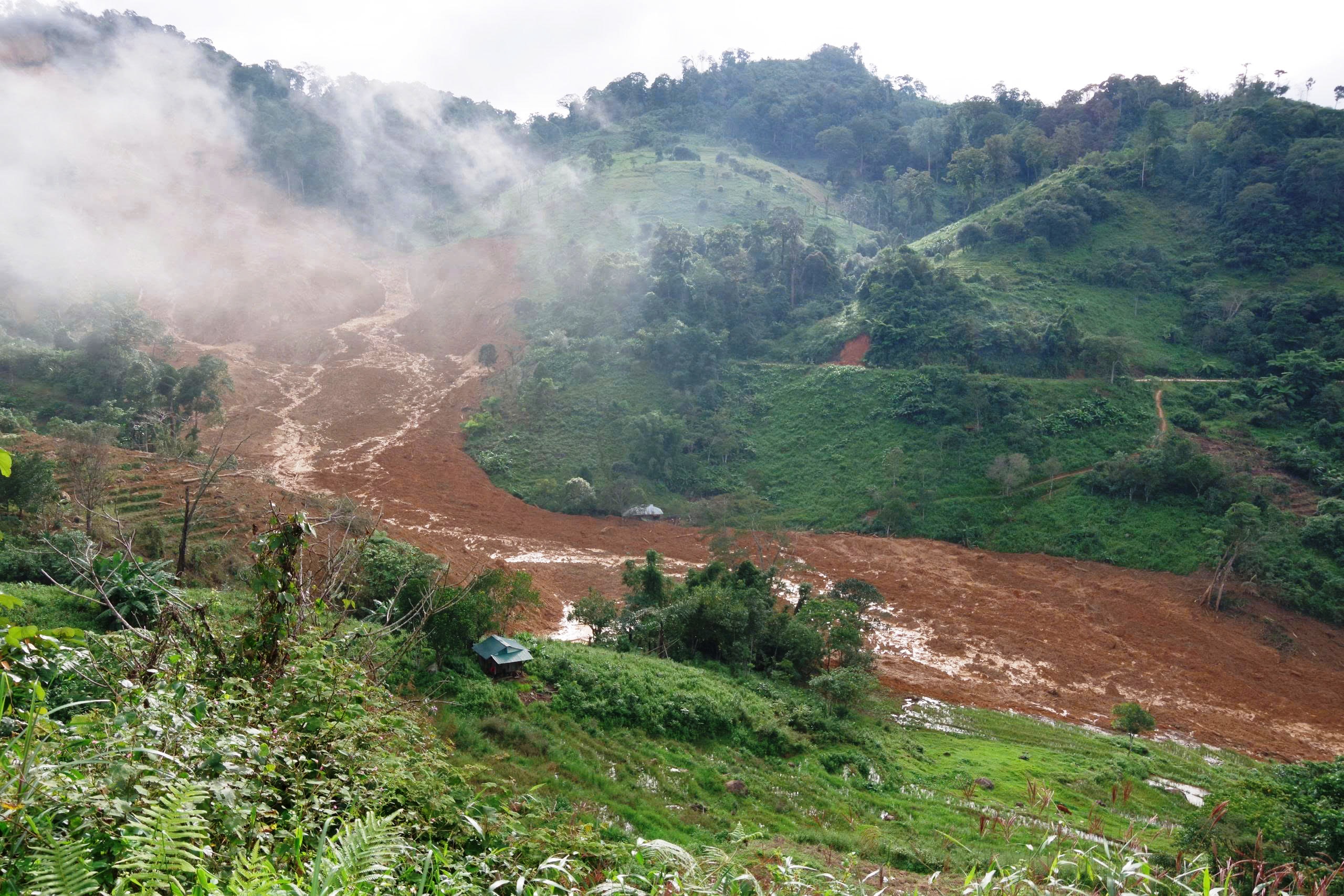 Thiên tai ngoài kịch bản: Mưa 3 đợt bằng 70% cả năm, lở núi giữa nắng ráo - Ảnh 1.