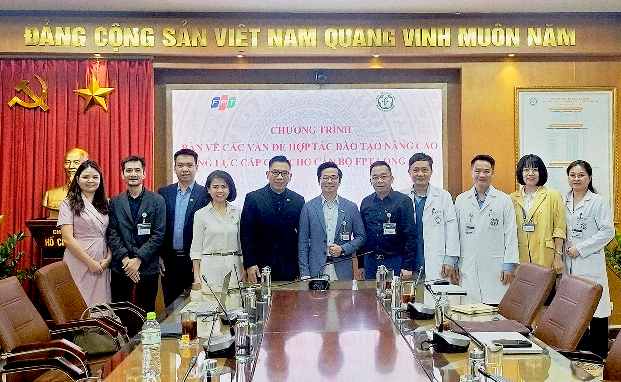 Bệnh viện Bạch Mai đào tạo năng lực cấp cứu cho cán bộ FPT Long Châu - Ảnh 1.