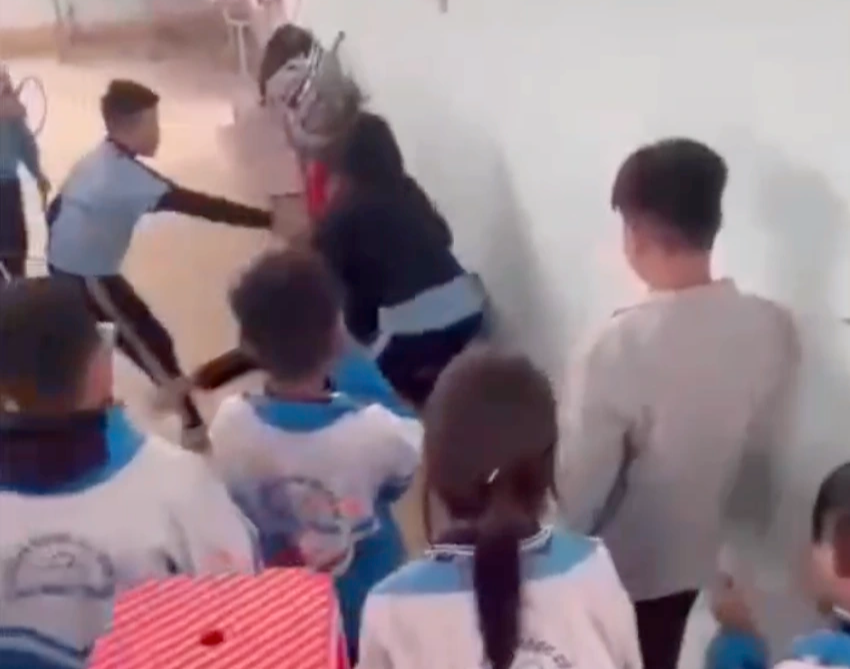 Nữ sinh bị đánh hội đồng ngay trong trường - Ảnh 2.