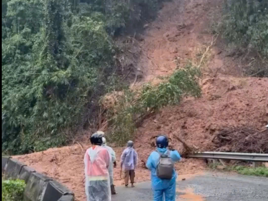 Sạt lở đèo Ngoạn Mục gây ách tắc giao thông nghiêm trọng trên QL27 - Ảnh 2.