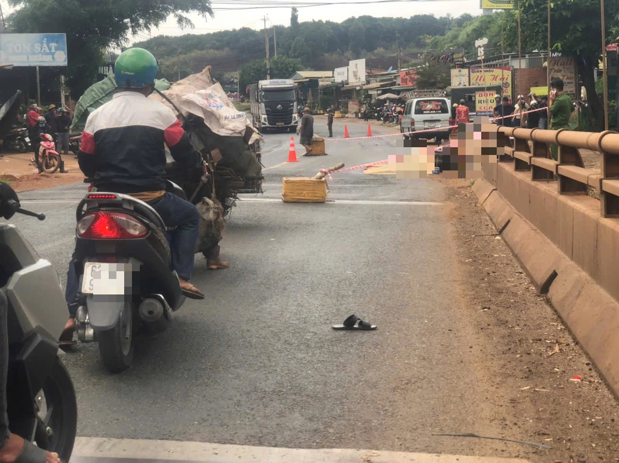 Đồng Nai: Người phụ nữ tử vong thương tâm dưới bánh xe đầu kéo - Ảnh 1.