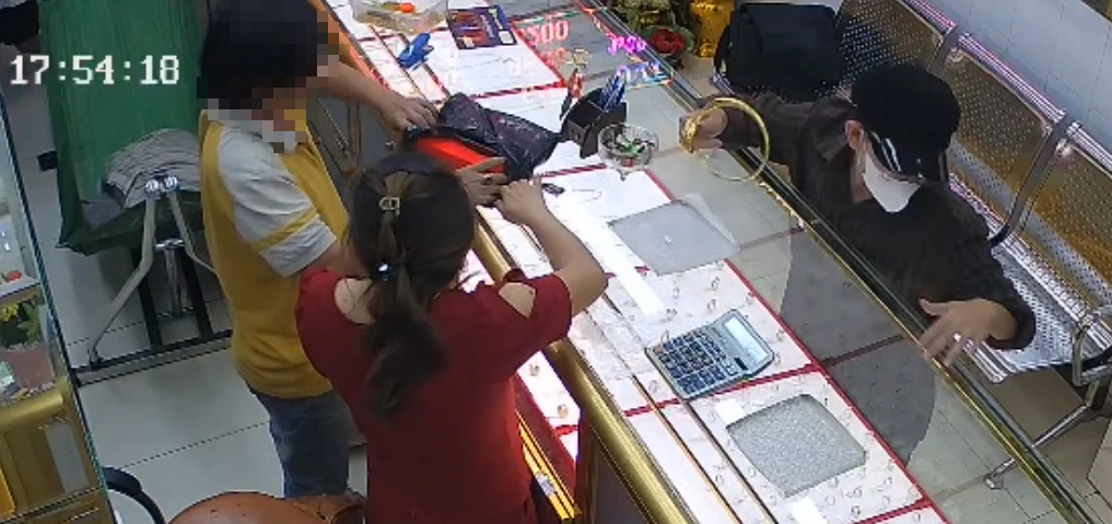 Nam thanh niên cướp tiệm vàng và tình huống nguy hiểm giữa đường phố TP . HCM - Ảnh 1.