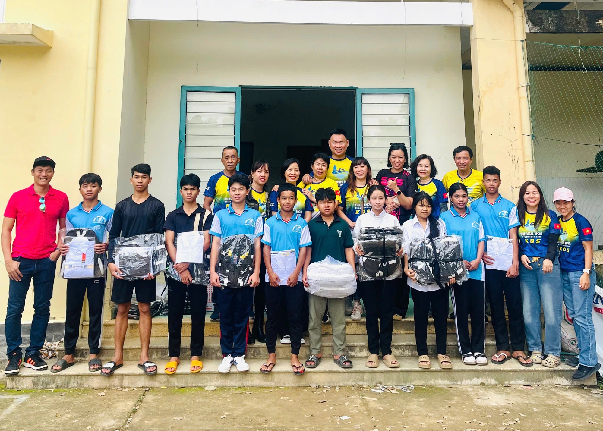 Cứu trợ miền Trung qua bơi lội: Nhóm TP . HCM bơi gần 100 km để giúp đỡ - Ảnh 3. Cứu trợ miền Trung qua bơi lội: Nhóm TP . HCM bơi gần 100 km để giúp đỡ - Ảnh 3.