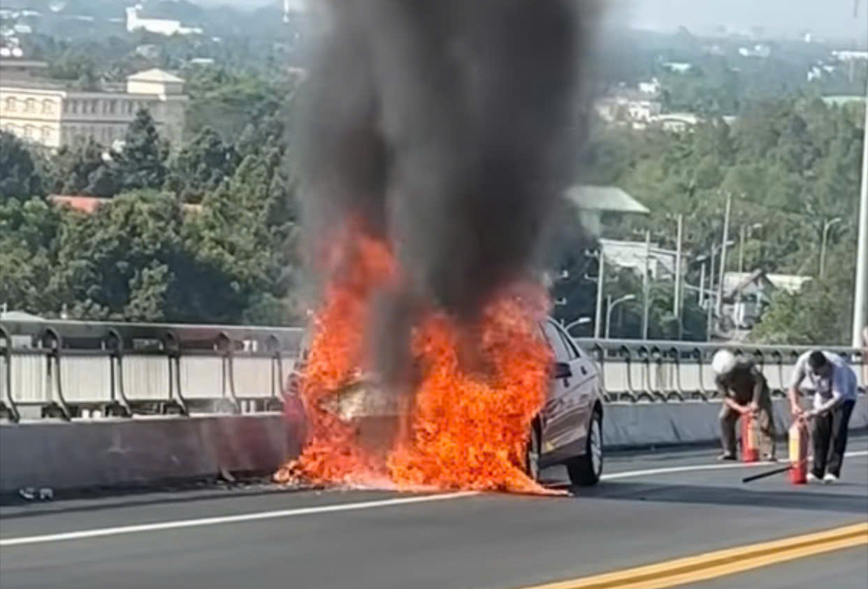 Ô tô bốc cháy dữ dội trên cầu Rạch Miễu gây ùn tắc giao thông - Ảnh 1.