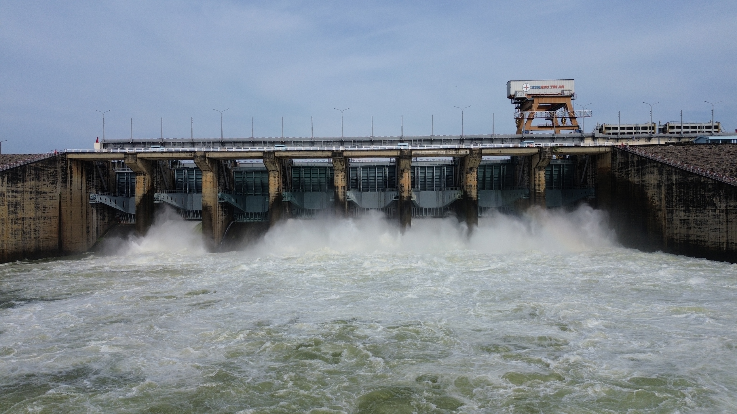 Cá ‘khủng’ sa lưới hàng loạt khi Thủy điện Trị An ngừng xả lũ - Ảnh 1.