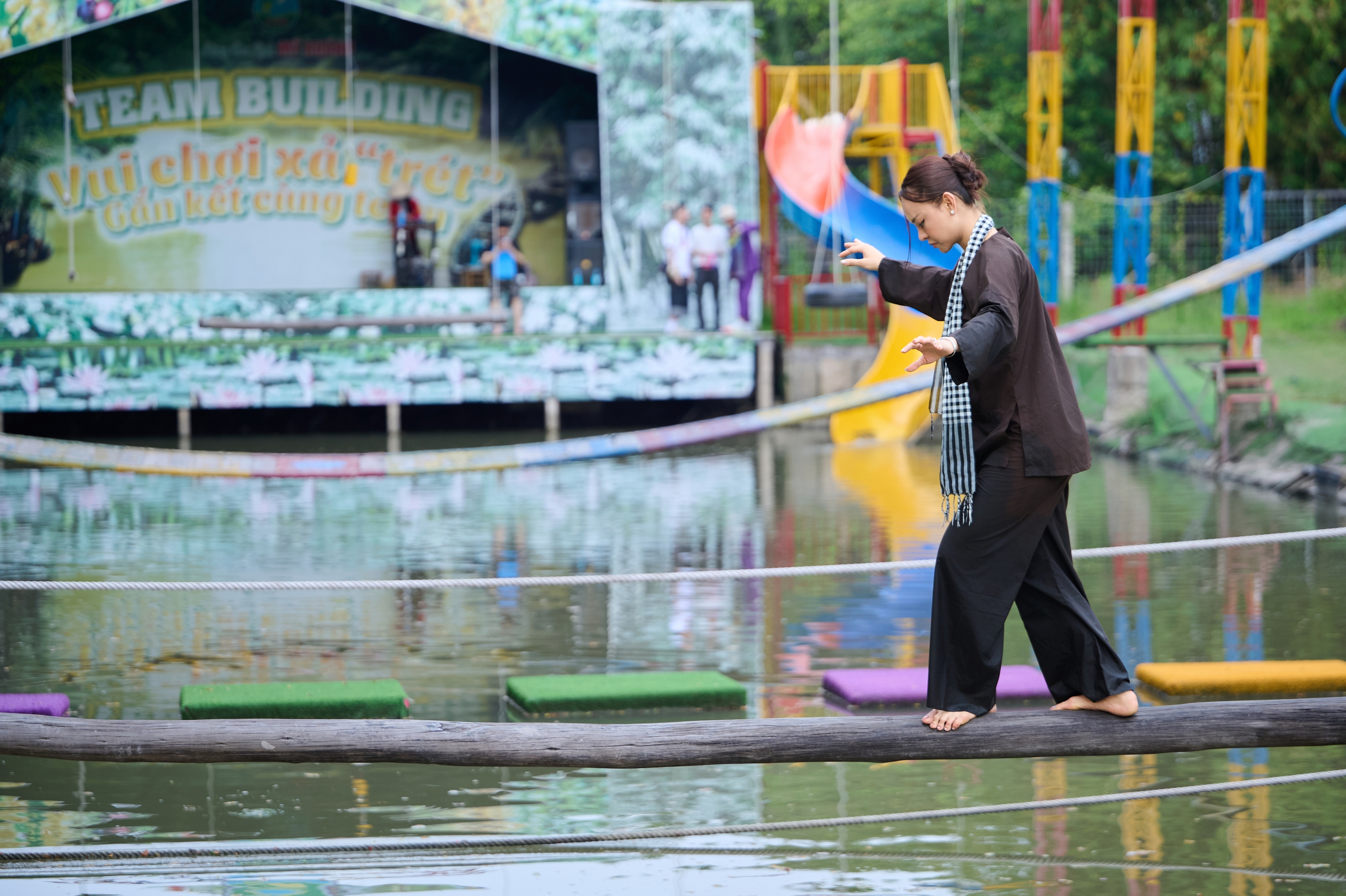 Dàn người đẹp Miss Charm 2025 hóa thôn nữ miền Tây, lội mương bắt cá - Ảnh 10.