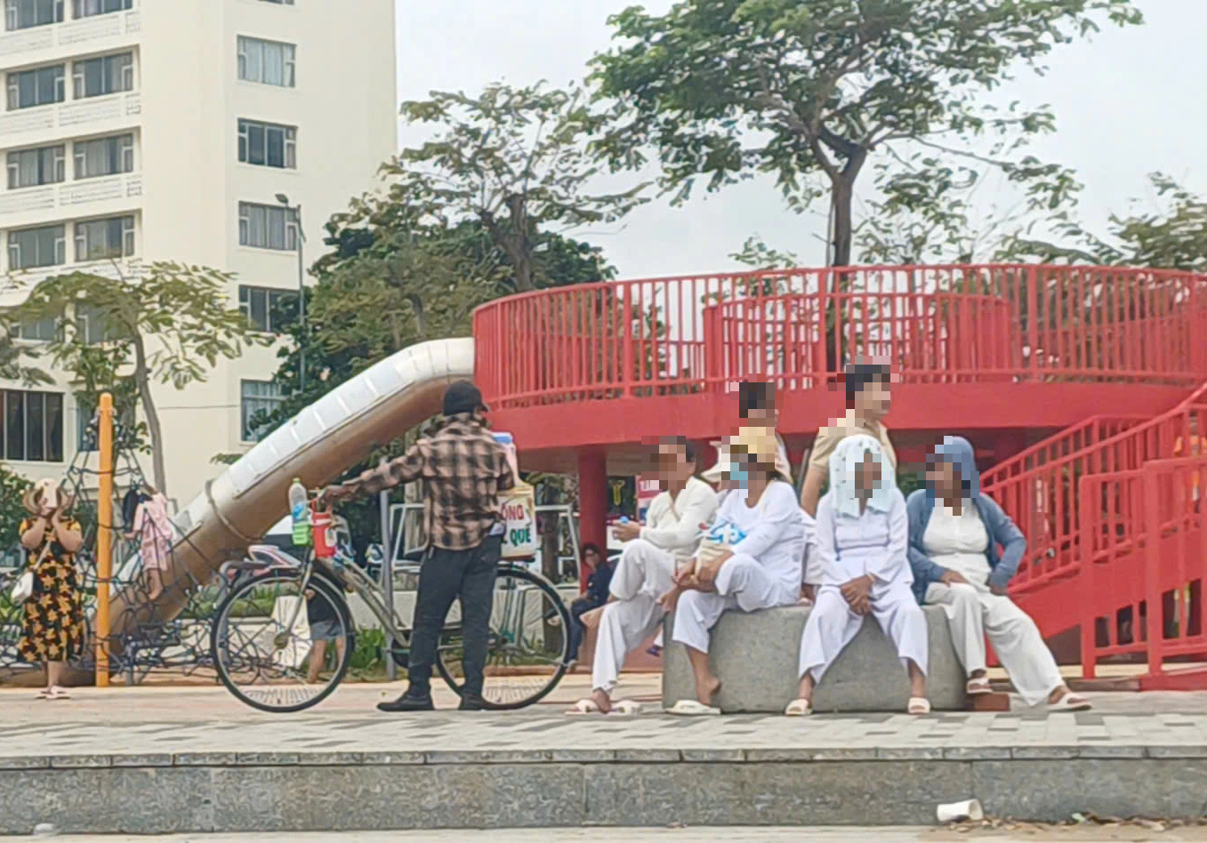 Hàng rong "phủ sóng" dự án nghìn tỉ ở Bãi Sau: Du lịch Vũng Tàu nhếch nhác - Ảnh 8.