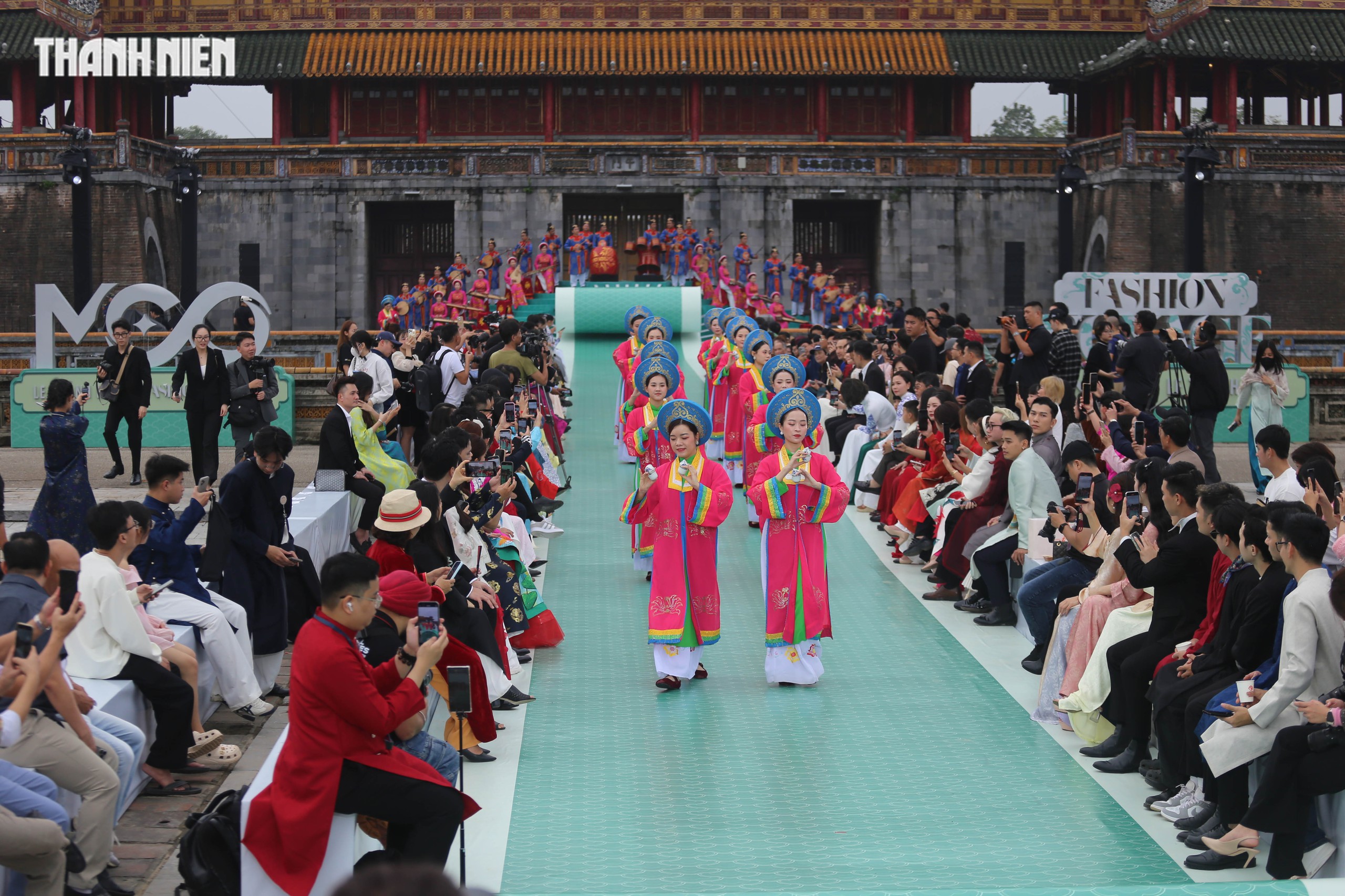Miss Universe 2025 opened with a fashion show at Hue Imperial City - Photo 2. Hoa hậu Hoàn vũ quốc tế 2025 mở màn bằng show thời trang tại Đại nội Huế- Ảnh 2.