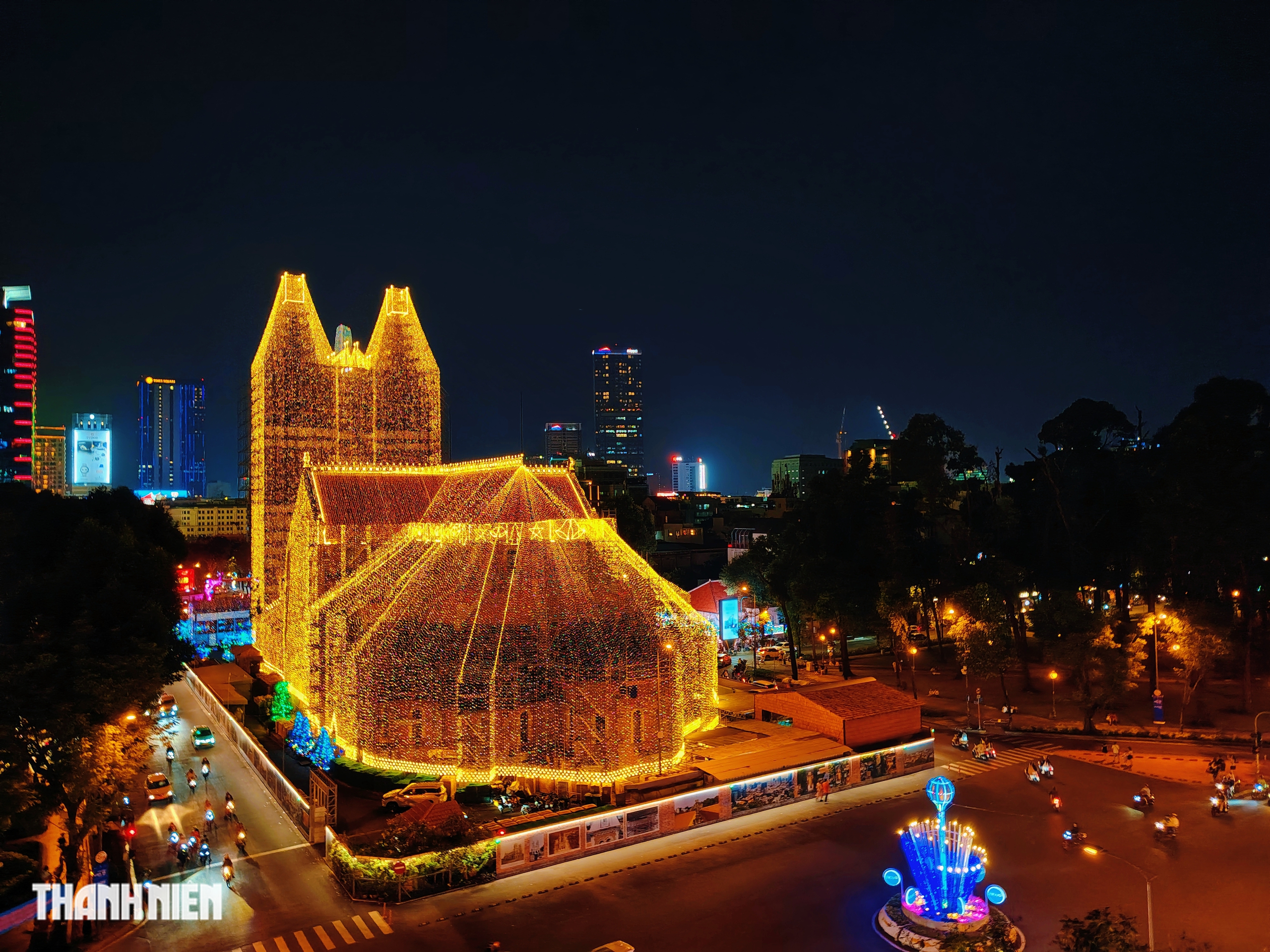Nhà thờ Đức Bà lung linh 1.000 km đèn LED Giáng sinh 2025: Ý nghĩa bất ngờ  - Ảnh 1.