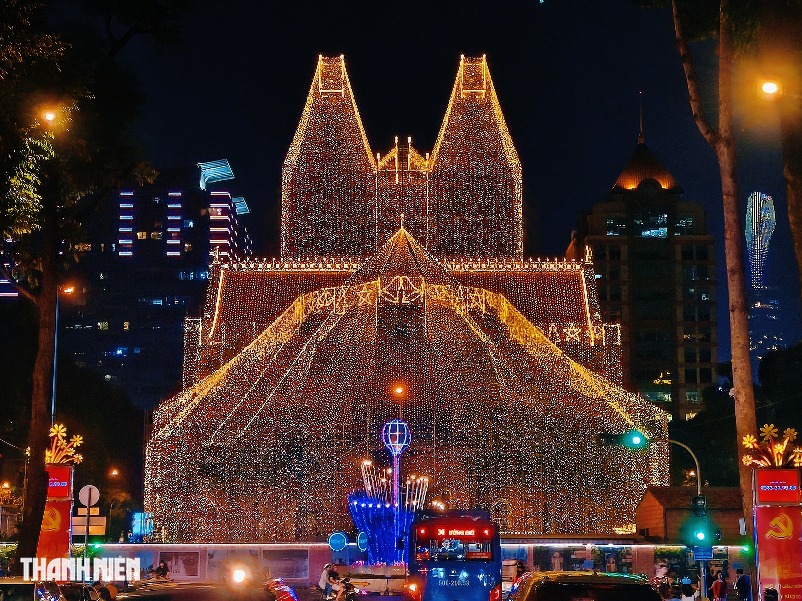 Nhà thờ Đức Bà lung linh 1.000 km đèn LED Giáng sinh 2025: Ý nghĩa bất ngờ  - Ảnh 2.