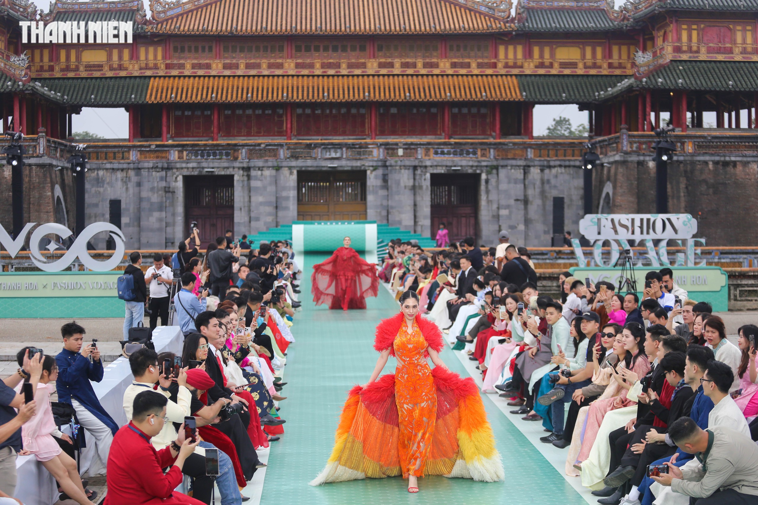 Miss Universe 2025 opened with a fashion show at Hue Imperial City - Photo 1. Hoa hậu Hoàn vũ quốc tế 2025 mở màn bằng show thời trang tại Đại nội Huế- Ảnh 1.