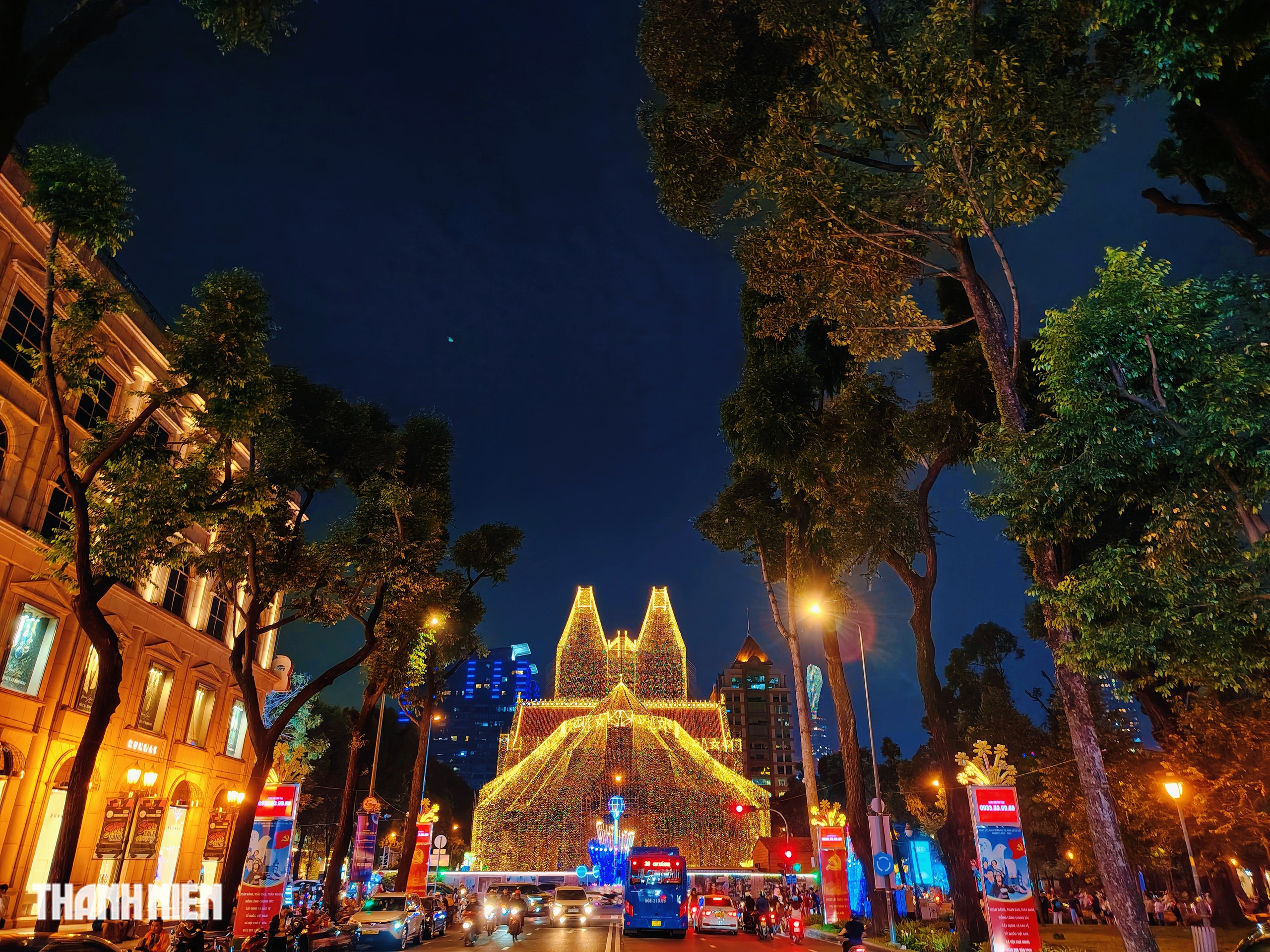 Nhà thờ Đức Bà lung linh 1.000 km đèn LED Giáng sinh 2025: Ý nghĩa bất ngờ  - Ảnh 3.