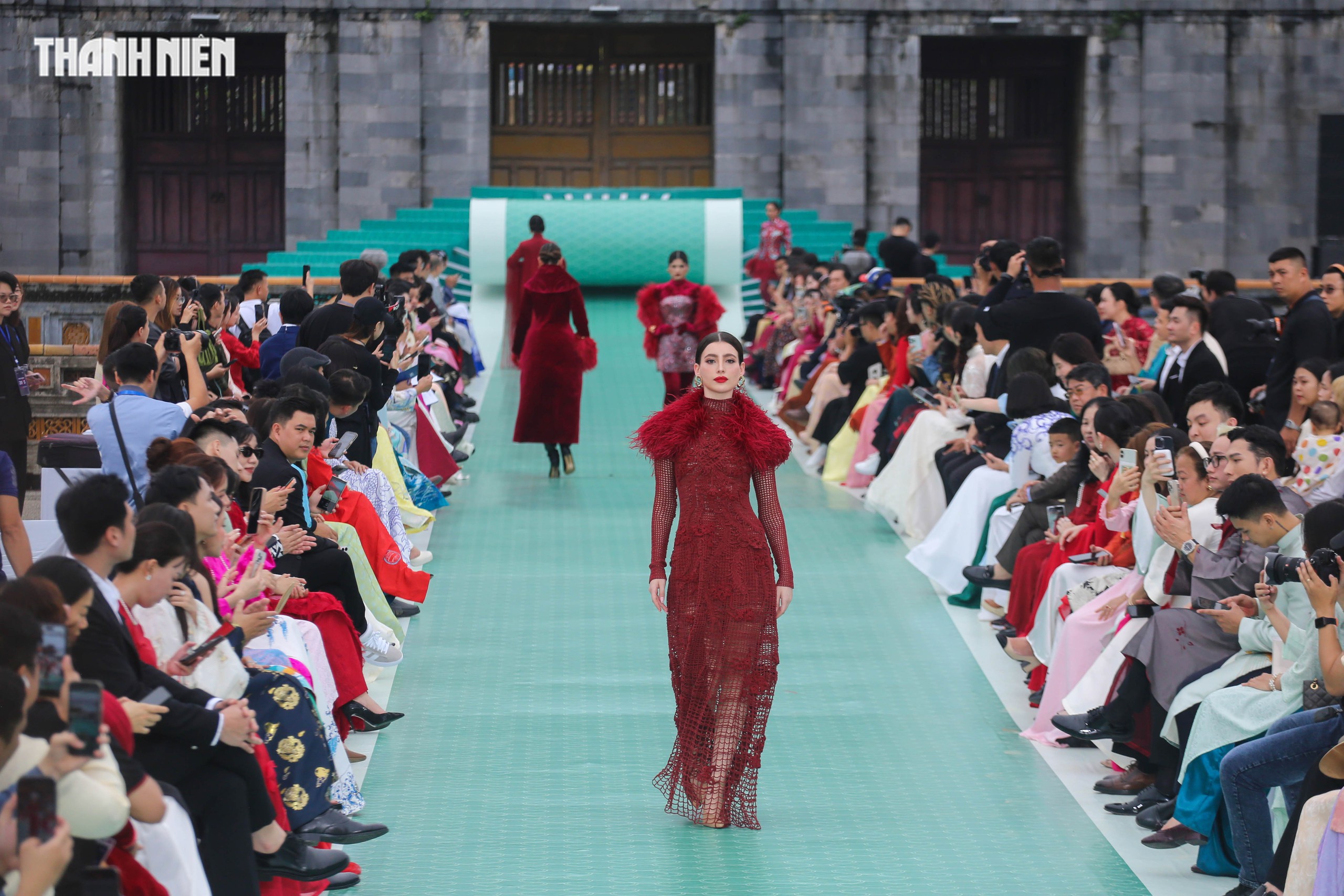 Miss Universe 2025 opened with a fashion show at Hue Imperial City - Photo 8. Hoa hậu Hoàn vũ quốc tế 2025 mở màn bằng show thời trang tại Đại nội Huế- Ảnh 8.