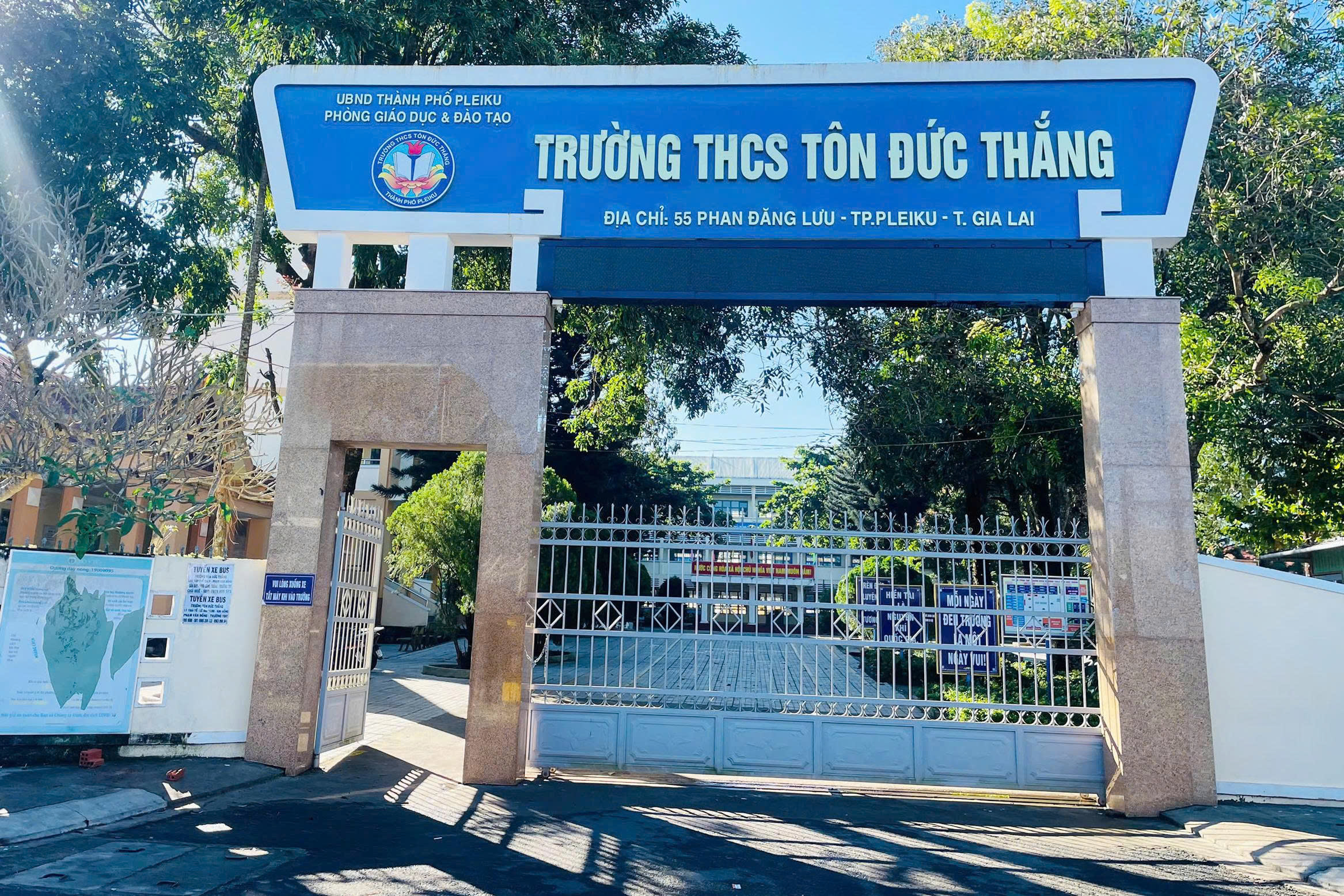 Nữ sinh bị đánh hội đồng ngay trong trường - Ảnh 1.