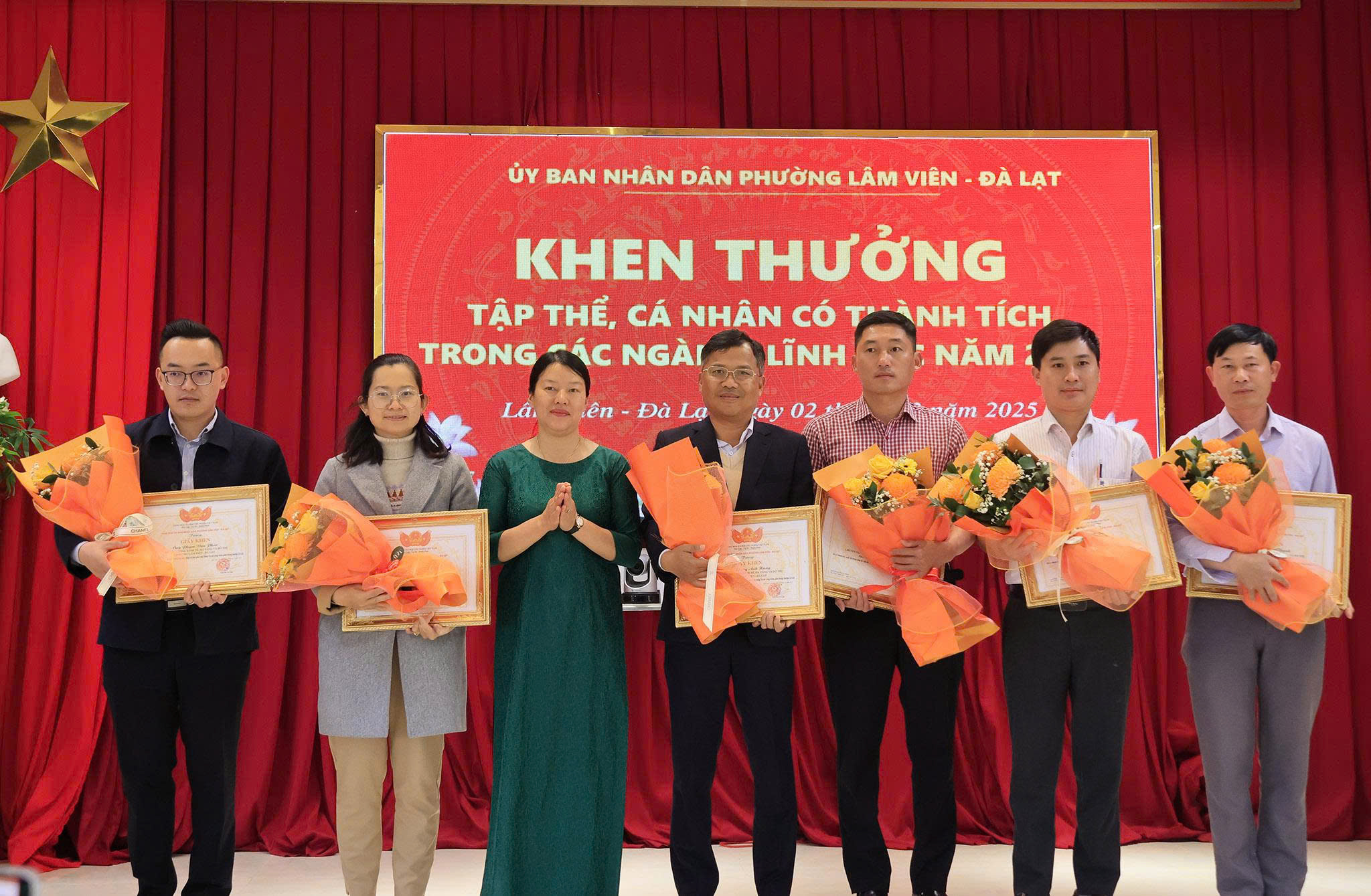 Khen thưởng 8 gia đình bàn giao mặt bằng xây dựng đường Lữ Gia Đà Lạt - Ảnh 2.