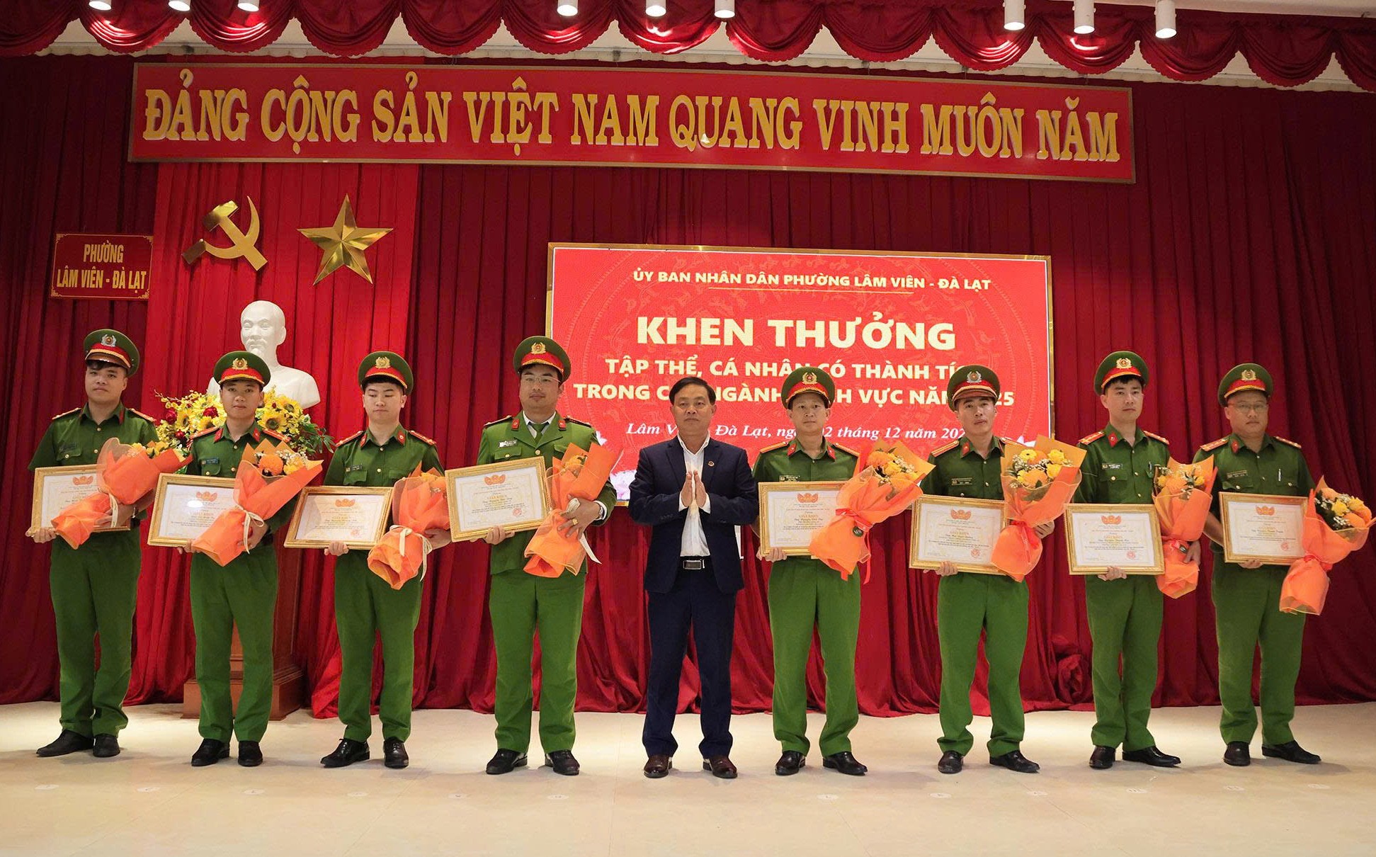 Khen thưởng 8 gia đình bàn giao mặt bằng xây dựng đường Lữ Gia Đà Lạt - Ảnh 3.