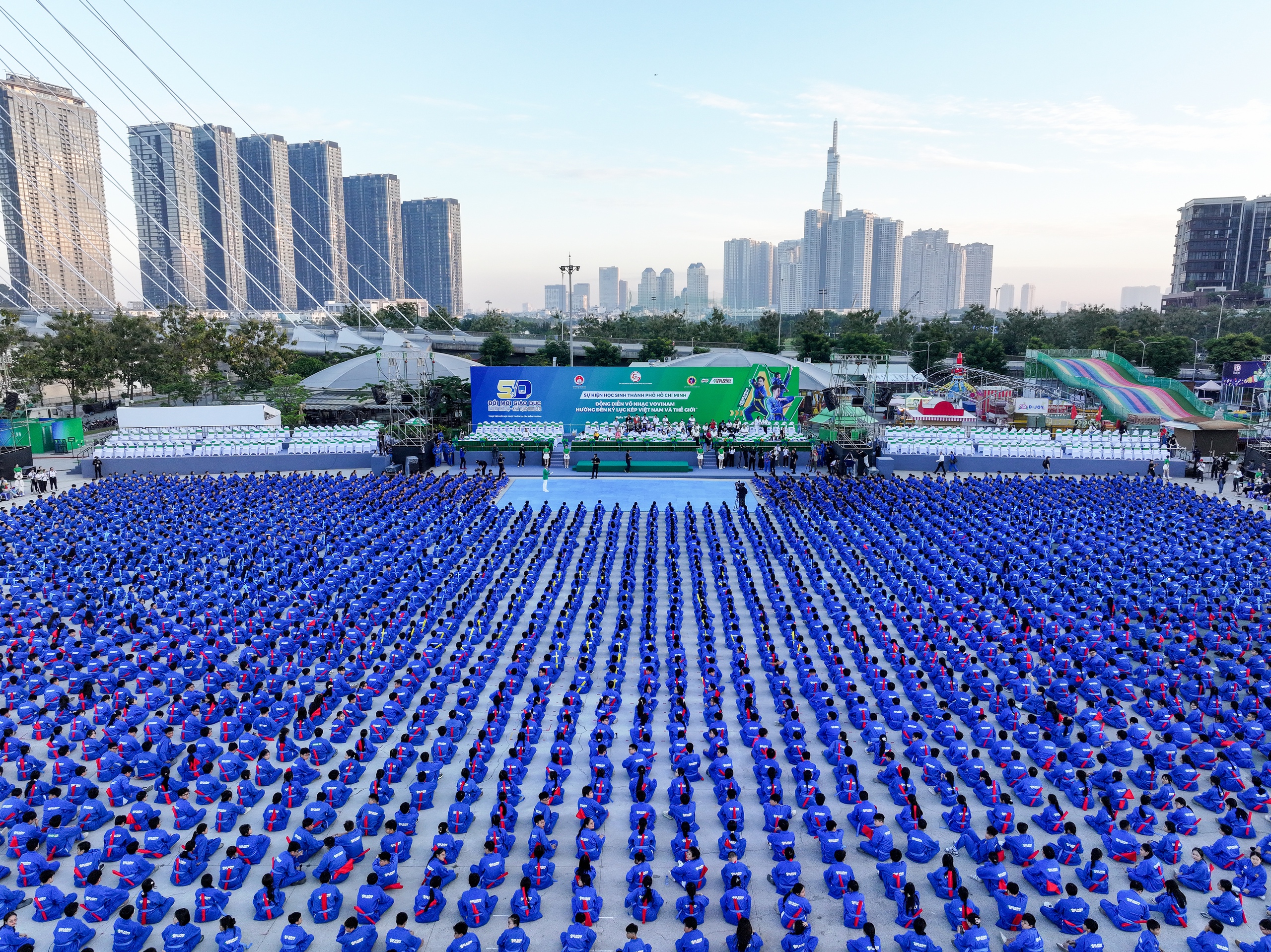 60.000 học sinh đồng diễn võ nhạc Vivonam lập ‘kỷ lục kép’ Việt Nam và thế giới - Ảnh 1.