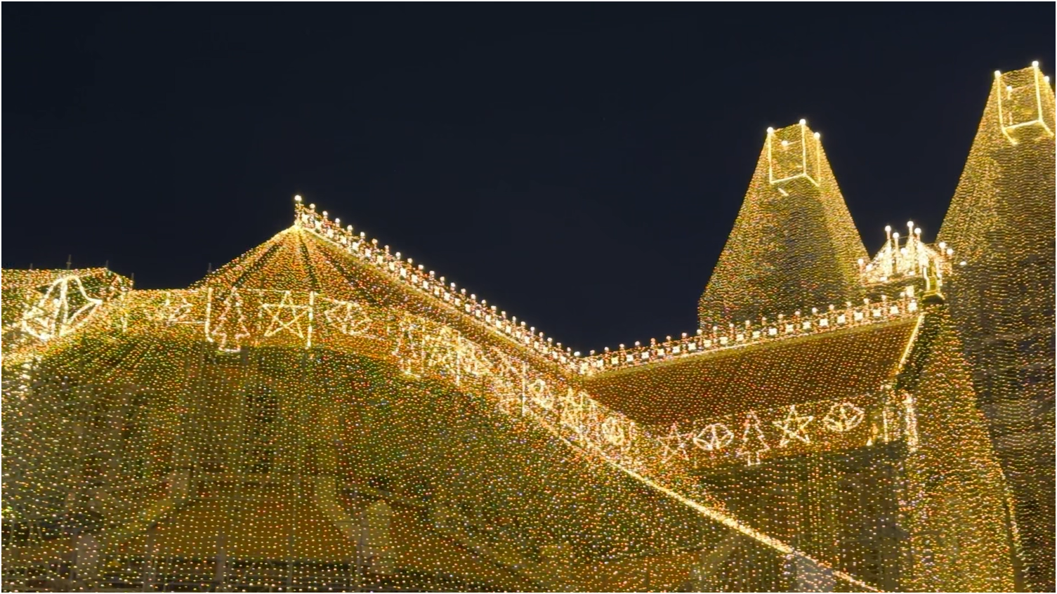 Người từ khắp nơi đổ về TP.HCM check-in Nh&agrave; thờ Đức B&agrave;: bất ngờ v&igrave; lộng lẫy- Ảnh 2.