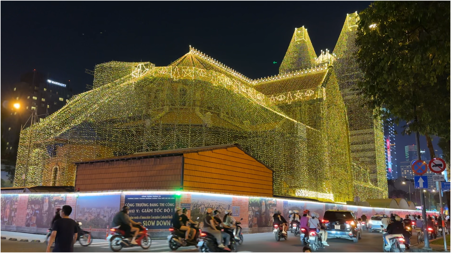 Người từ khắp nơi đổ về TP.HCM check-in Nh&agrave; thờ Đức B&agrave;: bất ngờ v&igrave; lộng lẫy- Ảnh 1.