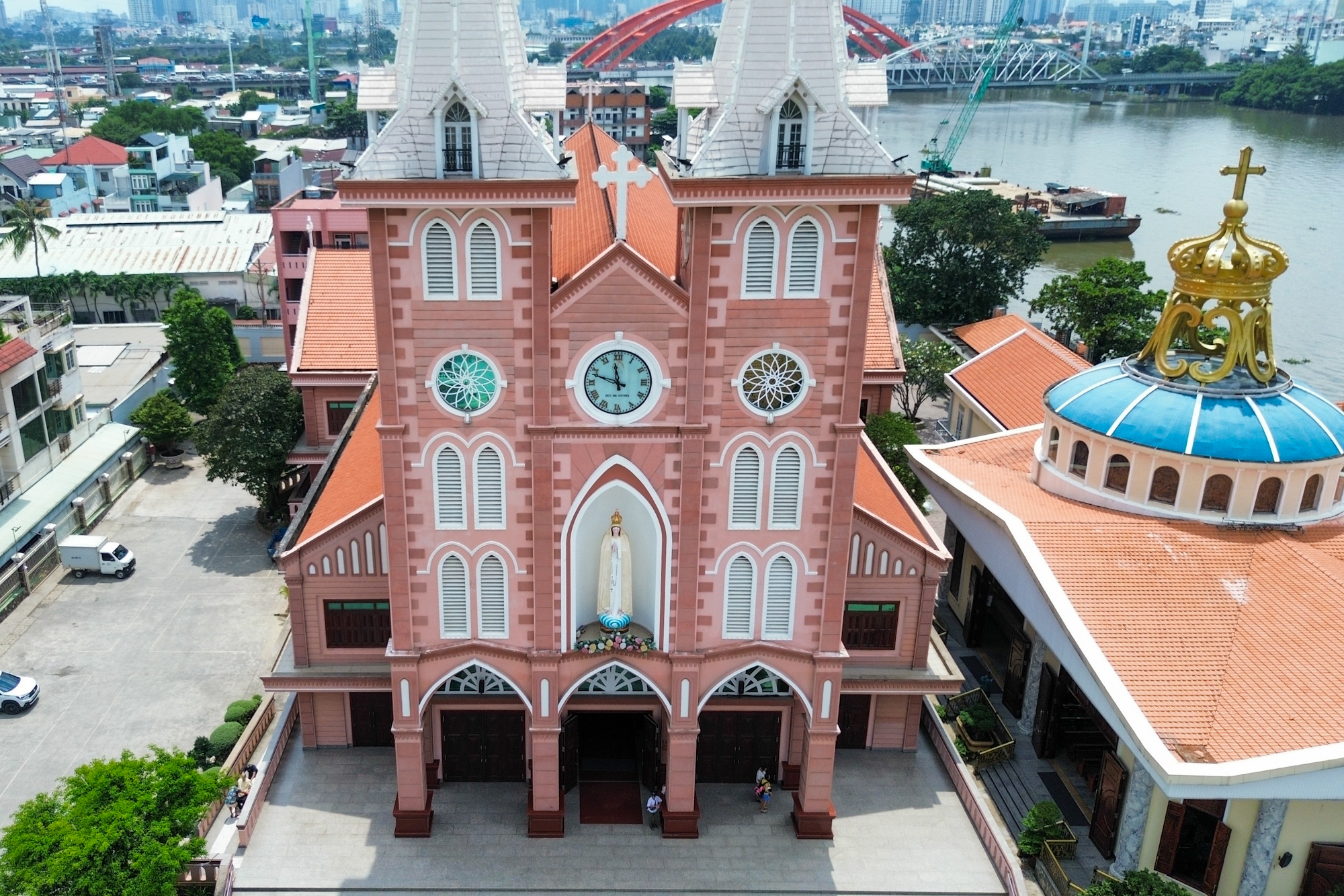 Độc đáo nhà thờ giáp sông Sài Gòn có kiến trúc tương tự nhà thờ Đức Bà- Ảnh 3. Độc đáo nhà thờ giáp sông Sài Gòn có kiến trúc tương tự nhà thờ Đức Bà- Ảnh 3.