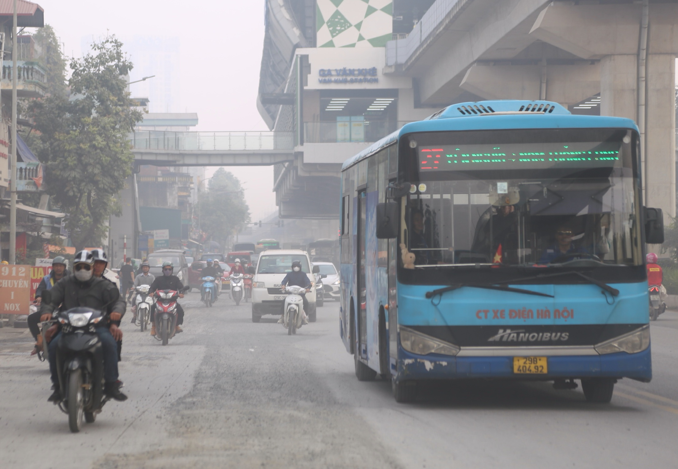 Hà Nội khuyên người dân hạn chế hoạt động ngoài trời khi không khí ô nhiễm - Ảnh 1.