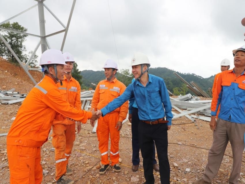 Công đoàn EVNNPC tiếp sức thợ điện kiên cường, vượt thử thách - Ảnh 1.