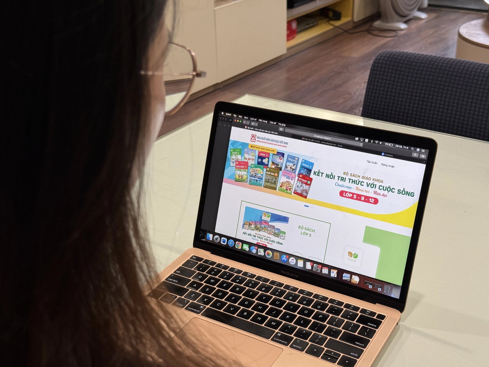 Sắp có quy định về sách giáo khoa điện tử - Ảnh 1.